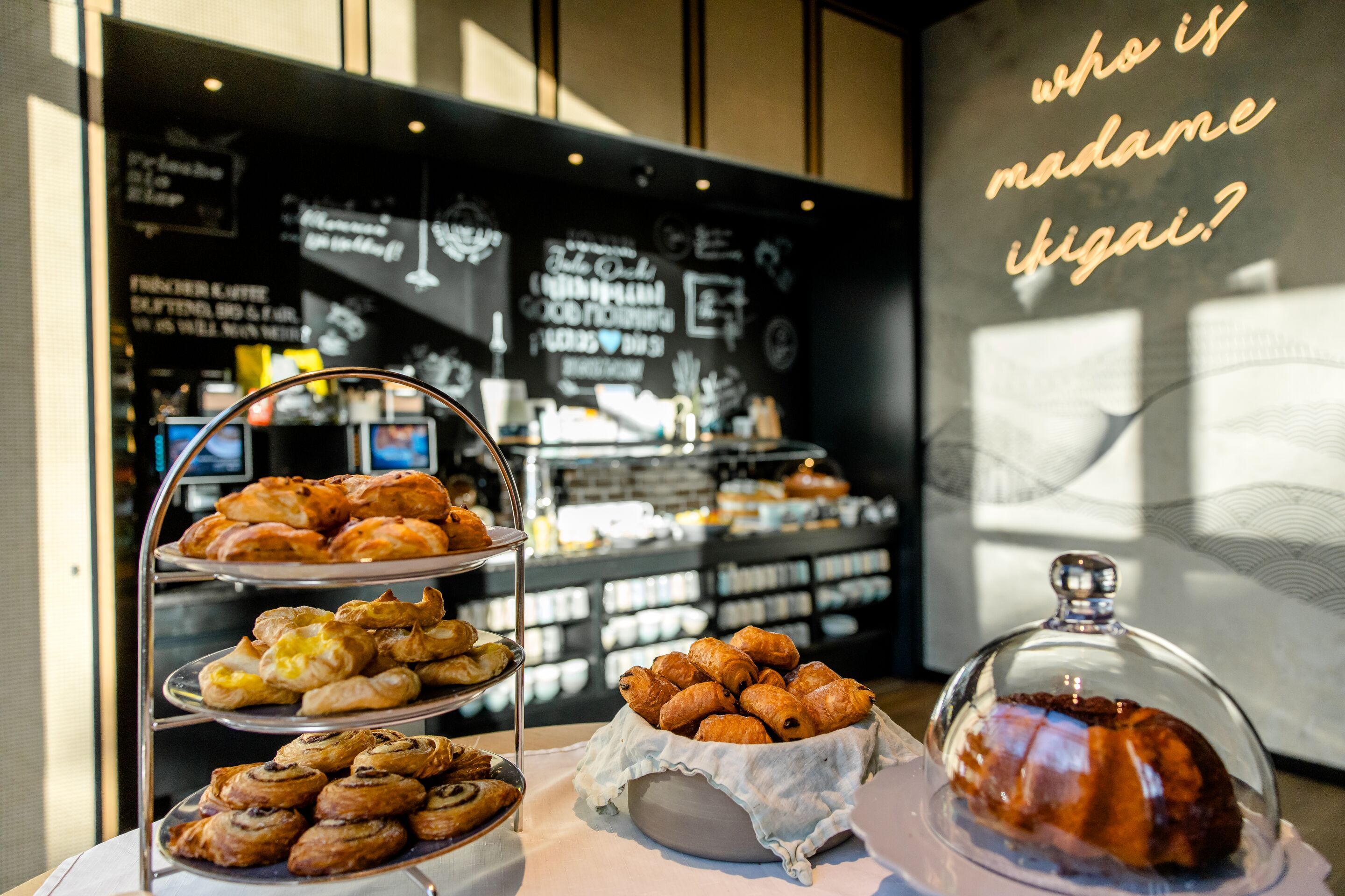 Designhotel Düsseldorf Hauptbahnhof Motel One Frühstück Buffet mit Nahaufnahme auf Süßspeisen