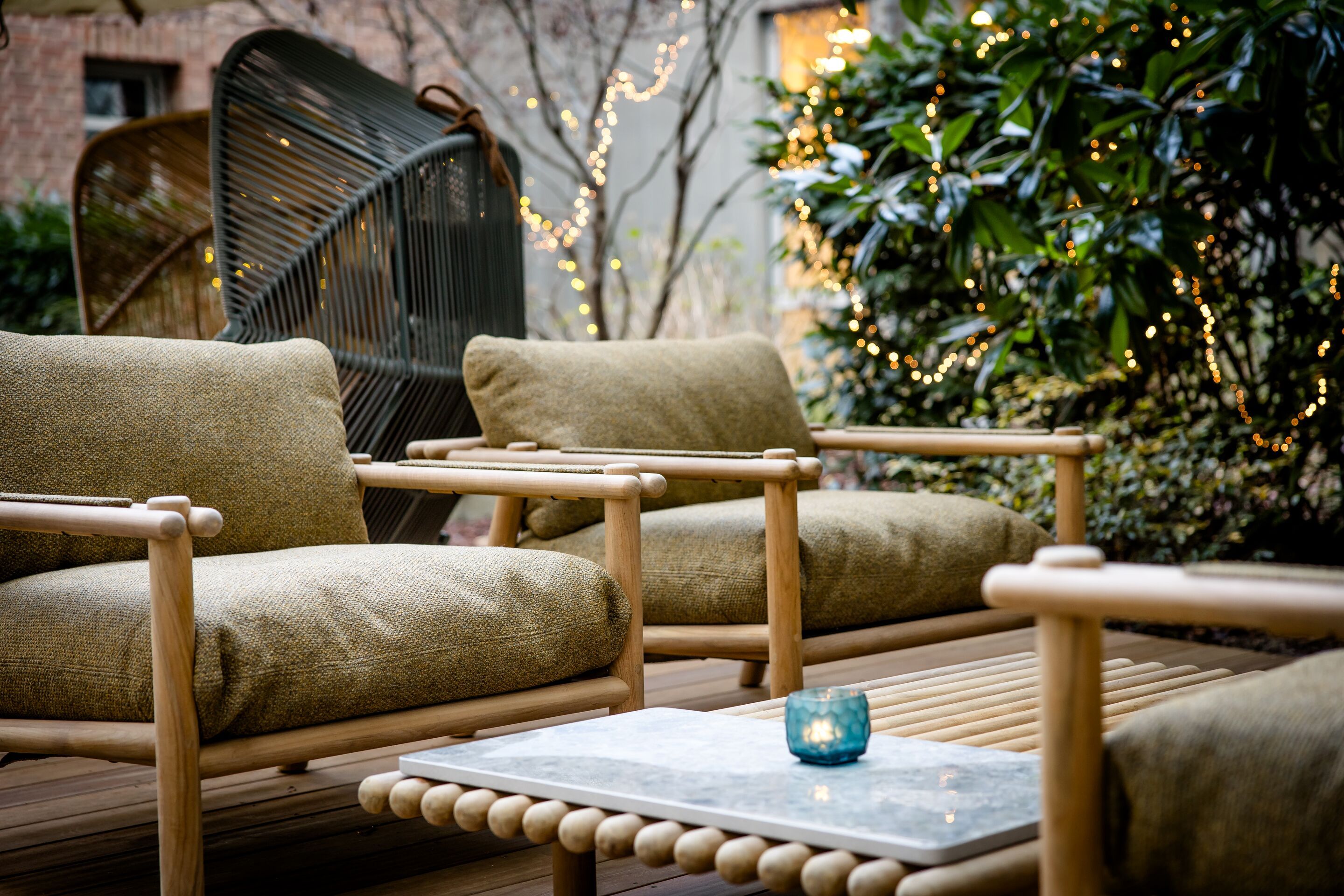 Hotel Düsseldorf Hauptbahnhof Motel One Außenbereich Sitzgruppe mit Tisch in der Mitte