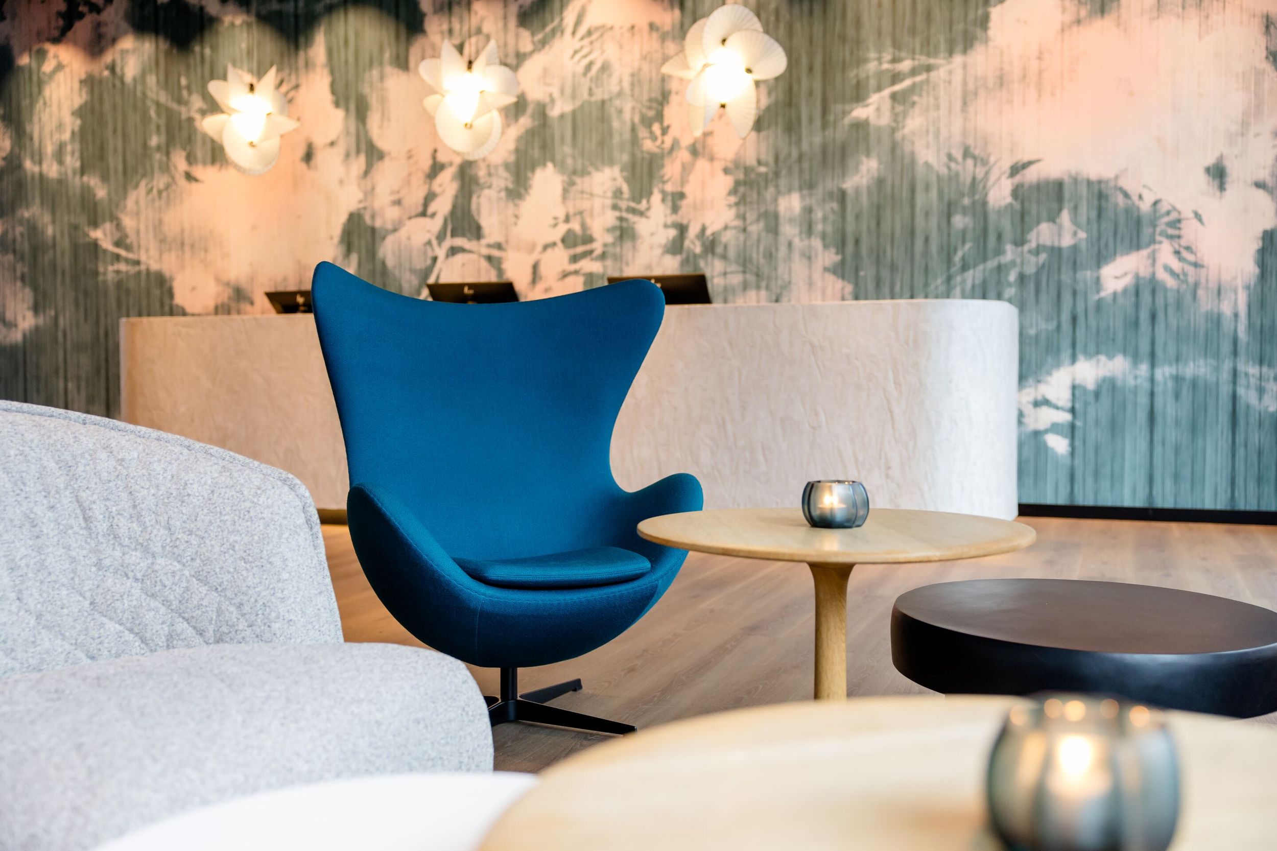 Hotel Düsseldorf Hauptbahnhof Motel One Egg Chair, Sessel und Rezeption