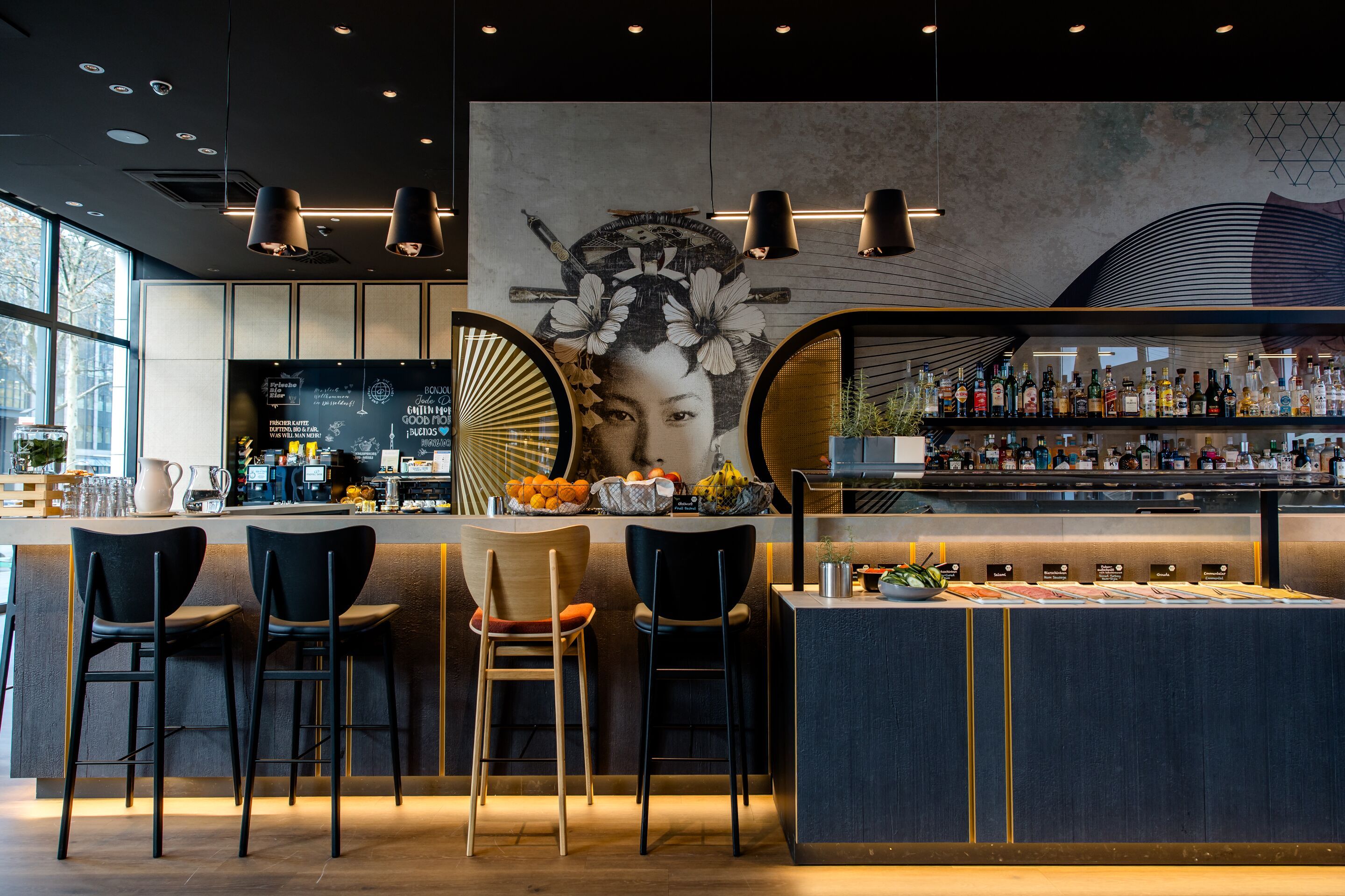 Hotel Düsseldorf Hauptbahnhof Motel One Frühstücksbereich mit Buffet