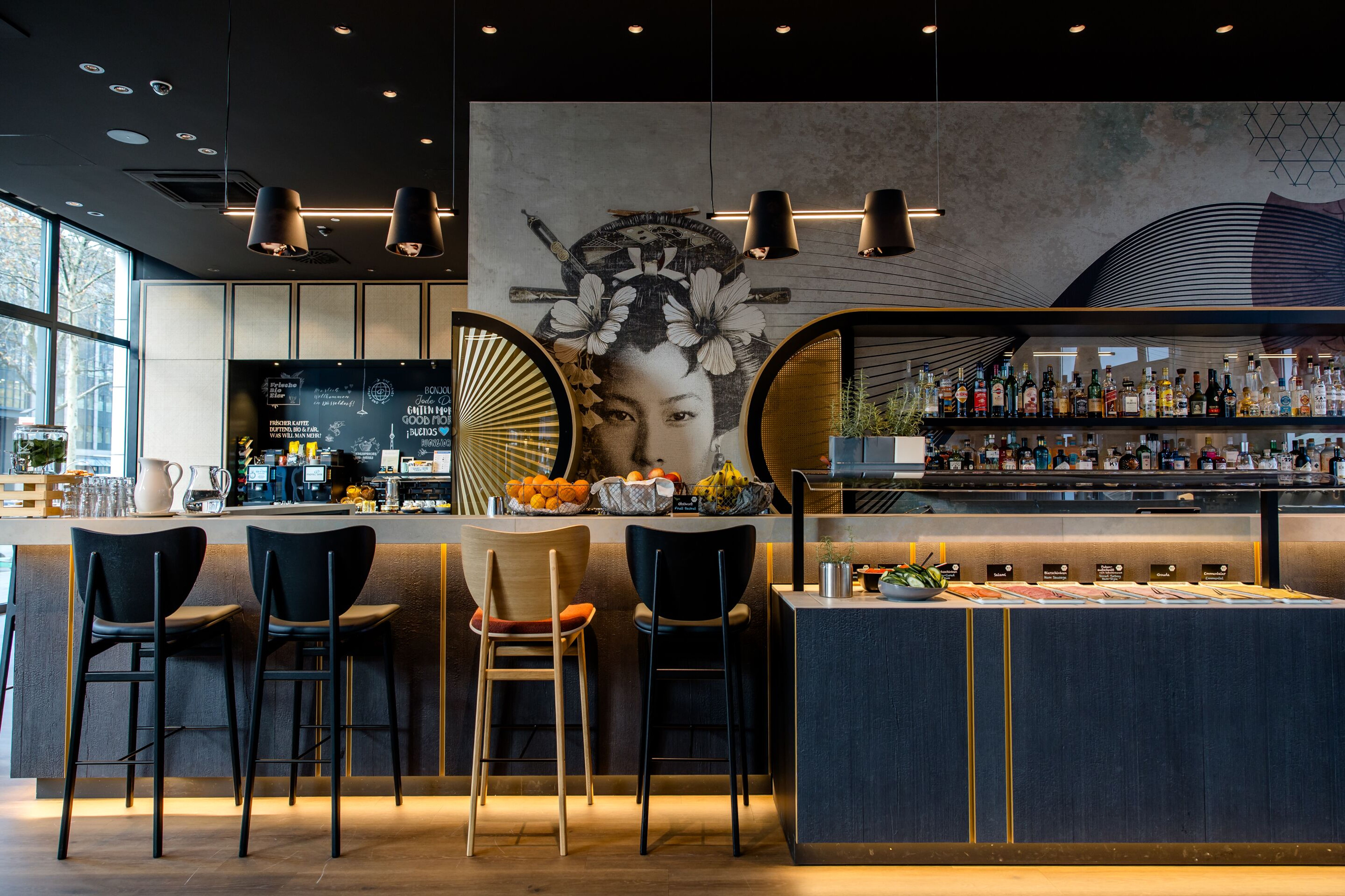 Hotel Düsseldorf Hauptbahnhof Motel One Frühstücksbereich mit Buffet Hotel Düsseldorf Hauptbahnhof Motel One Frühstücksbereich mit Buffet