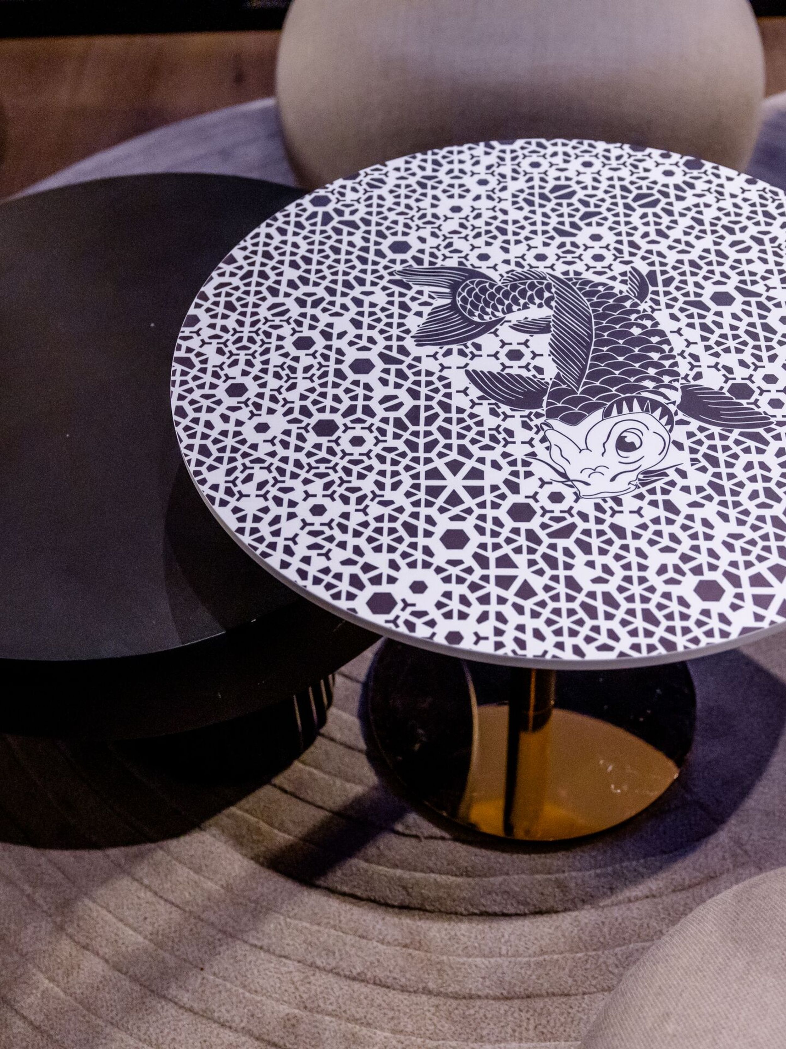 Hotel Düsseldorf Hauptbahnhof Motel One Blick auf einen Beistelltisch mit Mustern in schwarz-weiß sowie einem Fisch in der Mitte