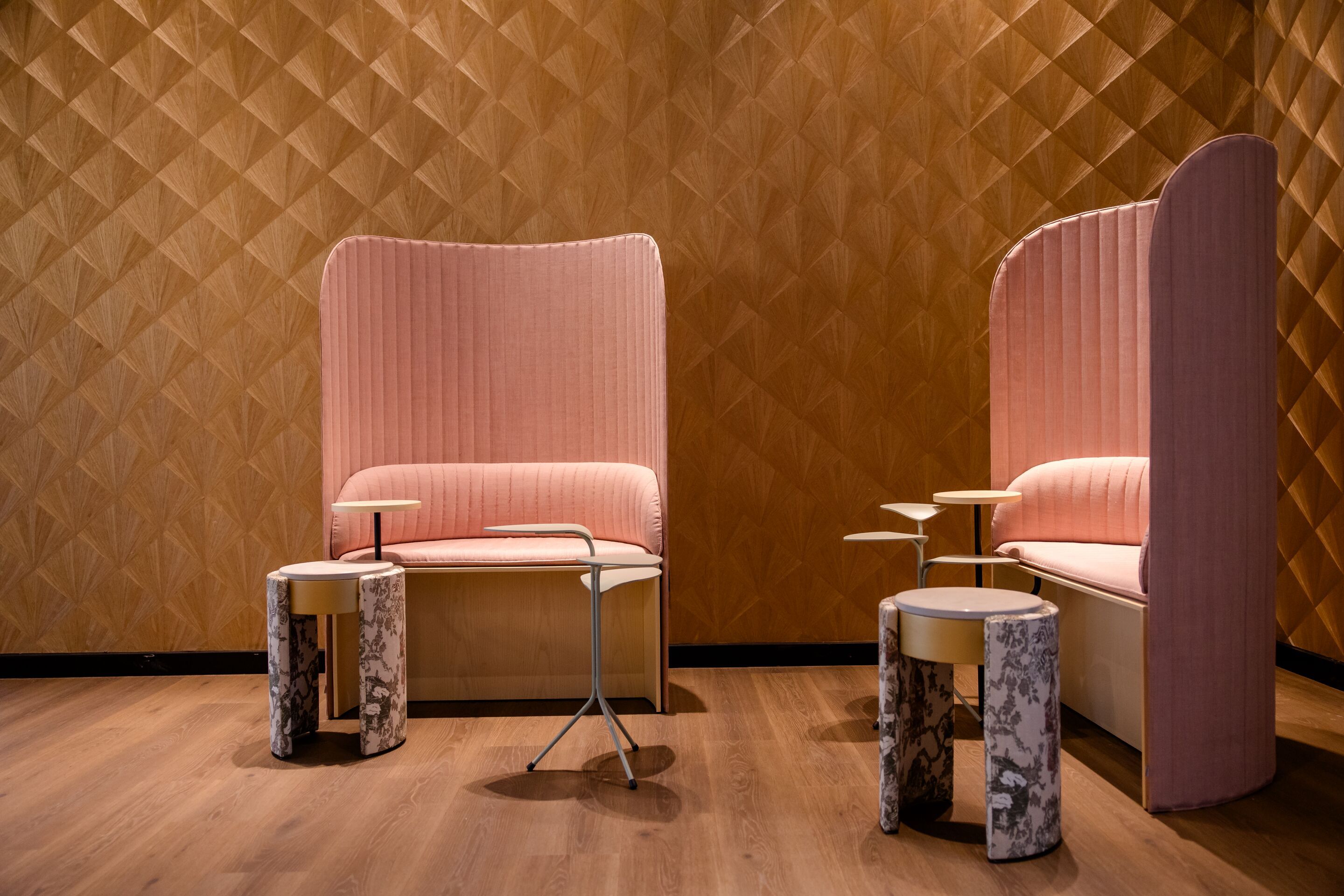 Hotel Düsseldorf Hauptbahnhof Motel One Lounge Blick auf zwei Designersessel in rosa mit Beistelltischen