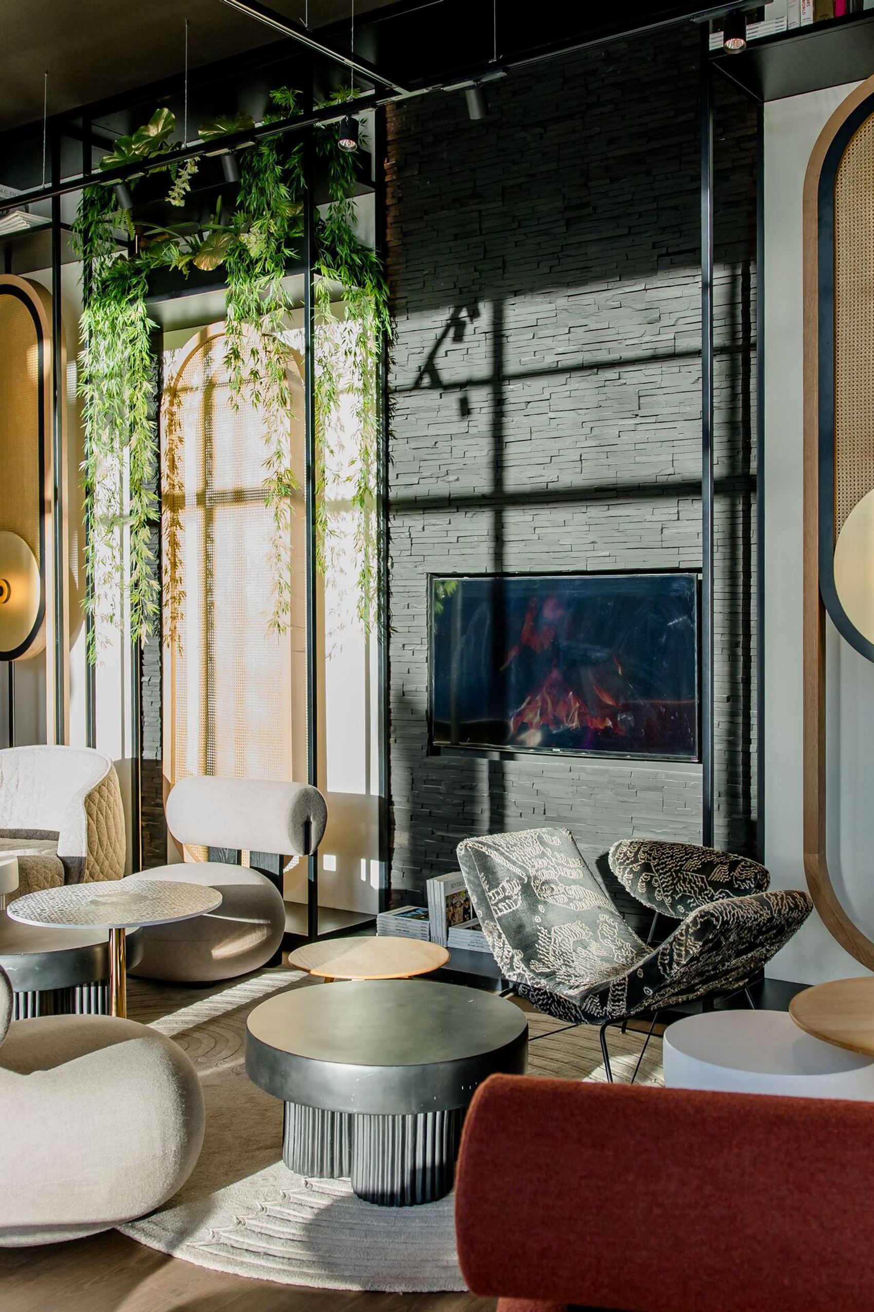 Hotel Düsseldorf Hauptbahnhof Motel One Lounge mit direkter Sonneneinstrahlung auf mehrere Sitzgelegenheiten