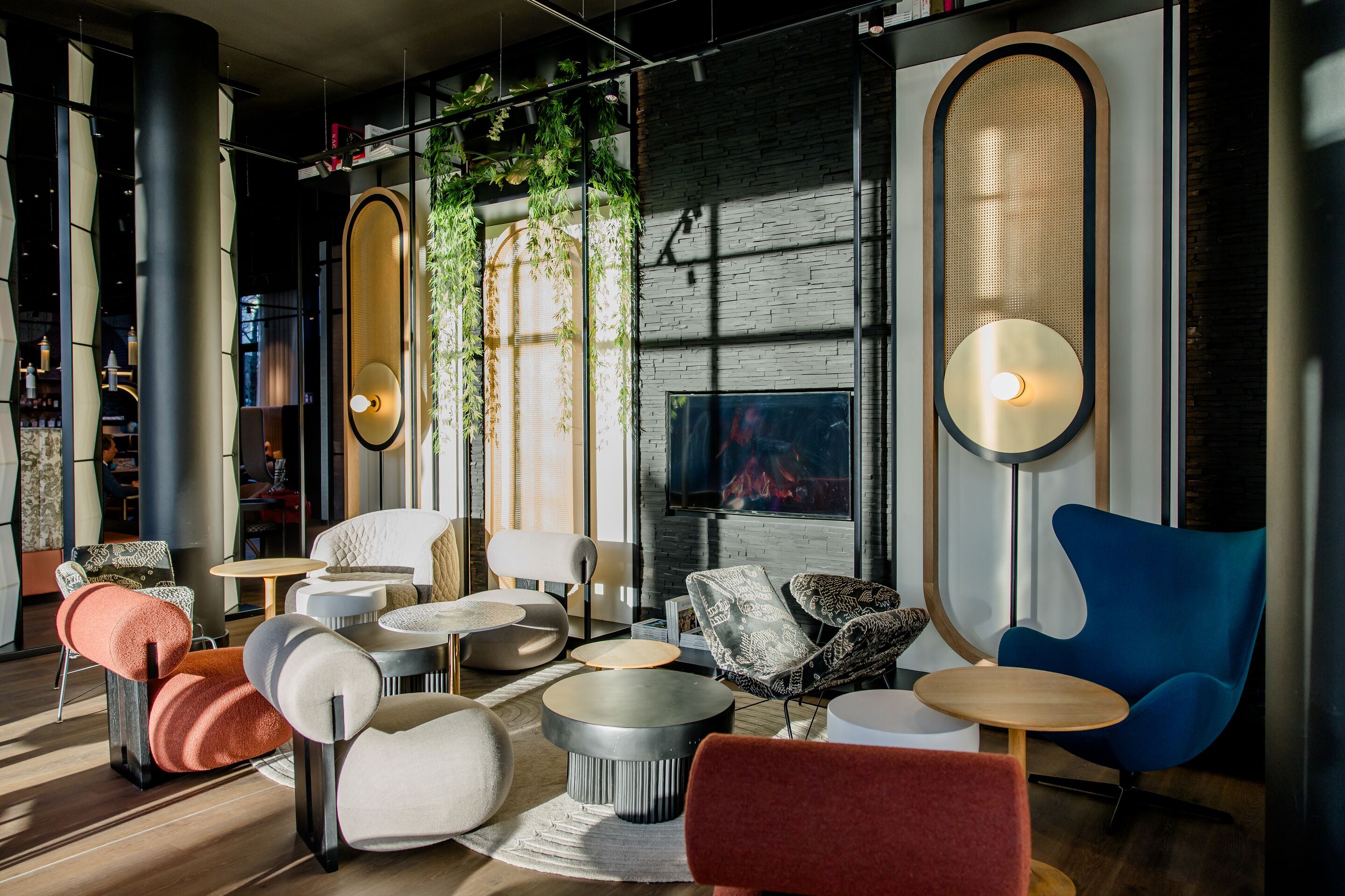 Hotel Düsseldorf Hauptbahnhof Motel One Lounge mit direkter Sonneneinstrahlung auf mehrere Sitzgelegenheiten Hotel Düsseldorf Hauptbahnhof Motel One Lounge mit direkter Sonneneinstrahlung auf mehrere Sitzgelegenheiten