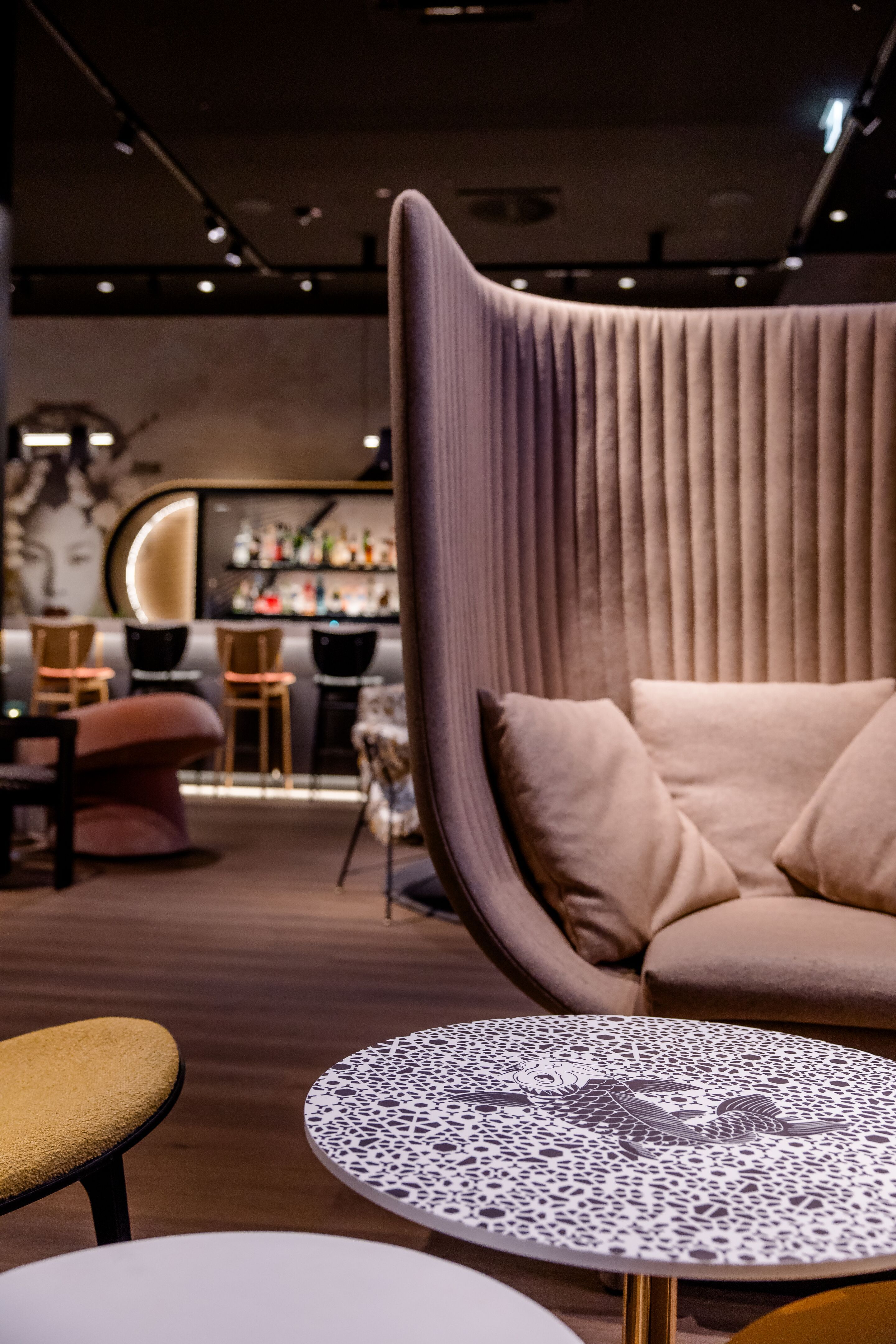 Hotel Düsseldorf Hauptbahnhof Motel One Lounge und Bar mit Sessel und Tischen im Vordergrund Hotel Düsseldorf Hauptbahnhof Motel One Lounge und Bar mit Sessel und Tischen im Vordergrund