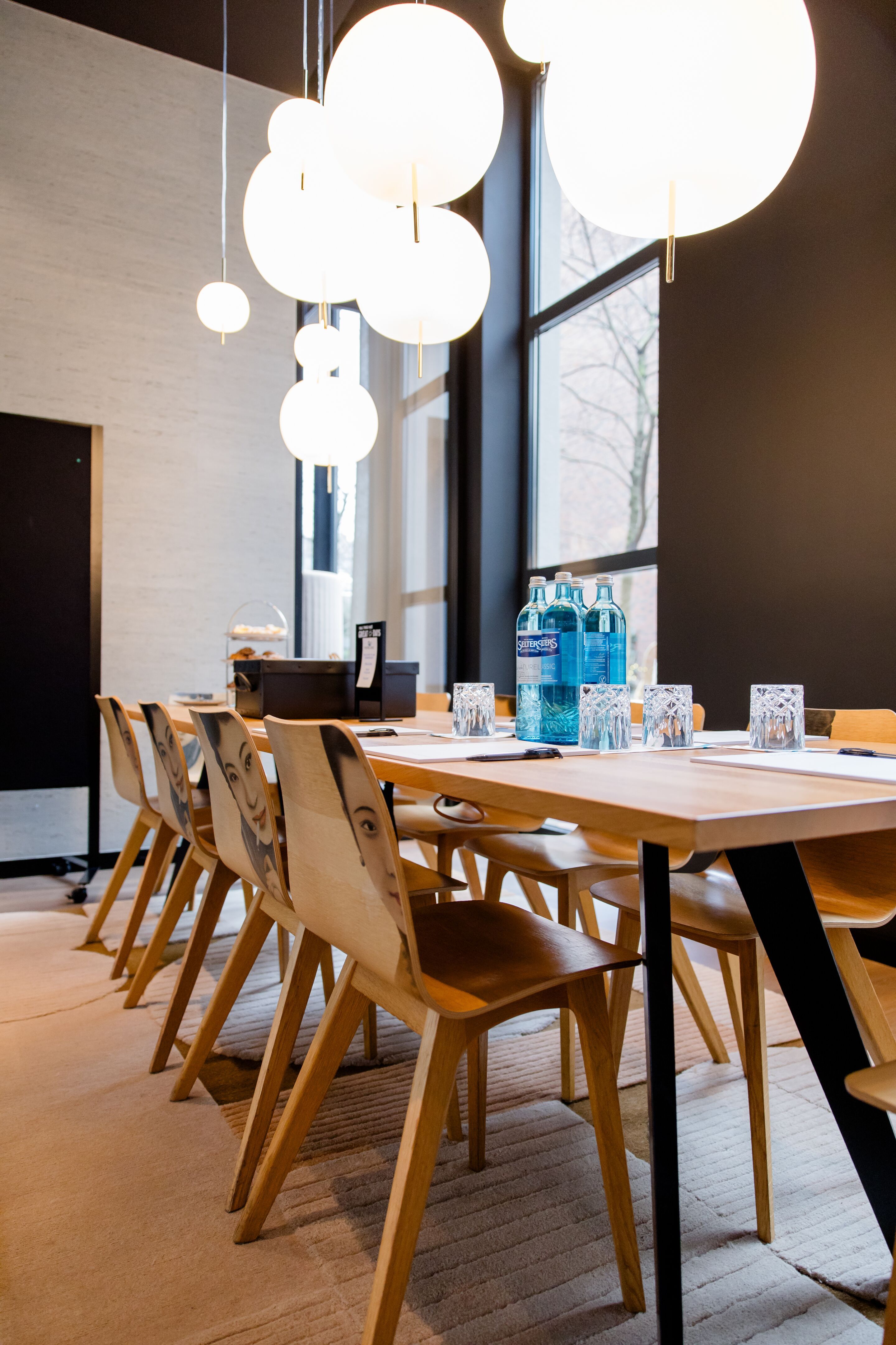 Hotel Düsseldorf Hauptbahnhof Motel One Meetingraum mit langem Tisch und mehreren Stühlen