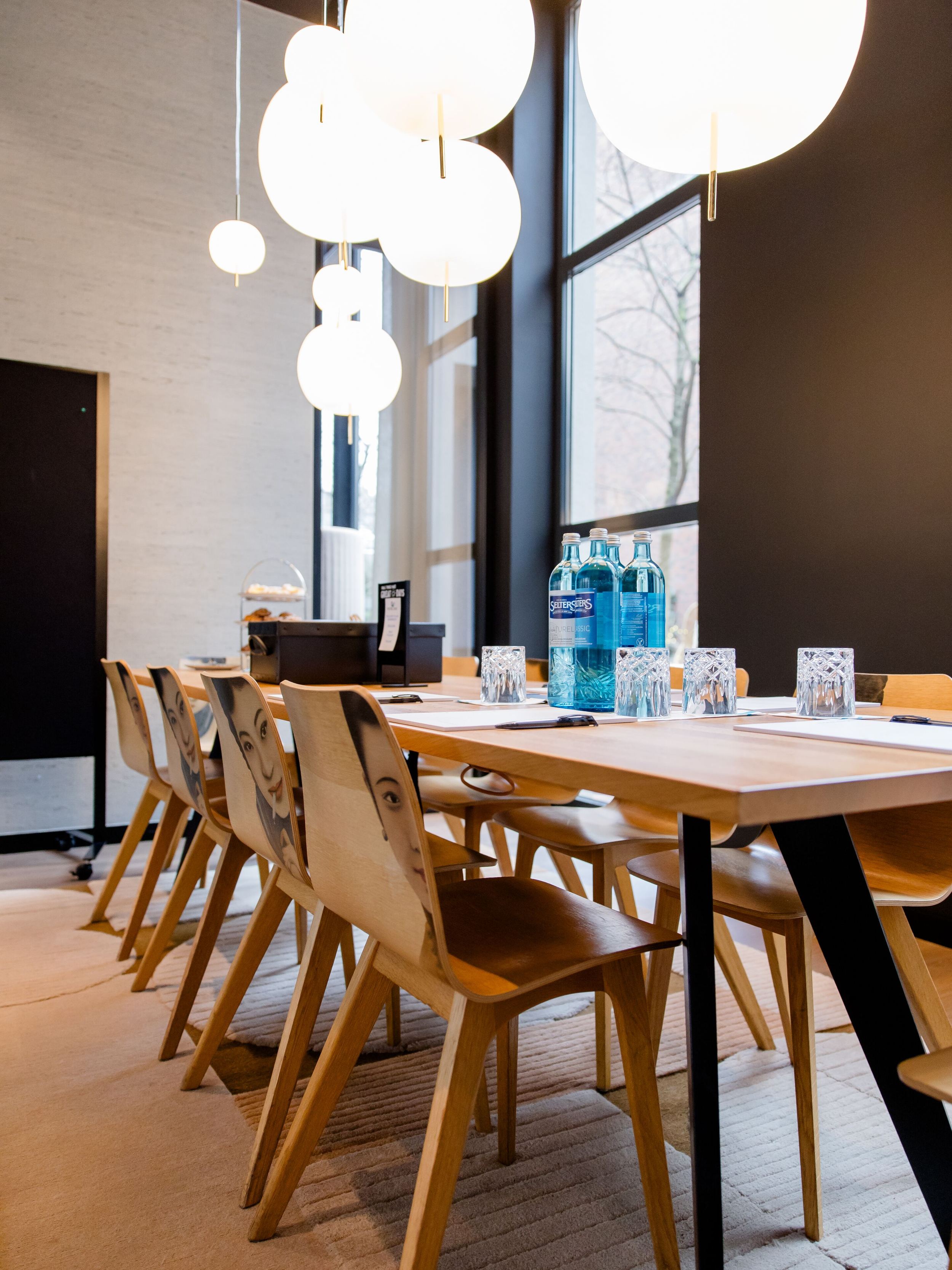 Hotel Dusseldorf Hauptbahnhof Motel One meeting room with long table and several chairs