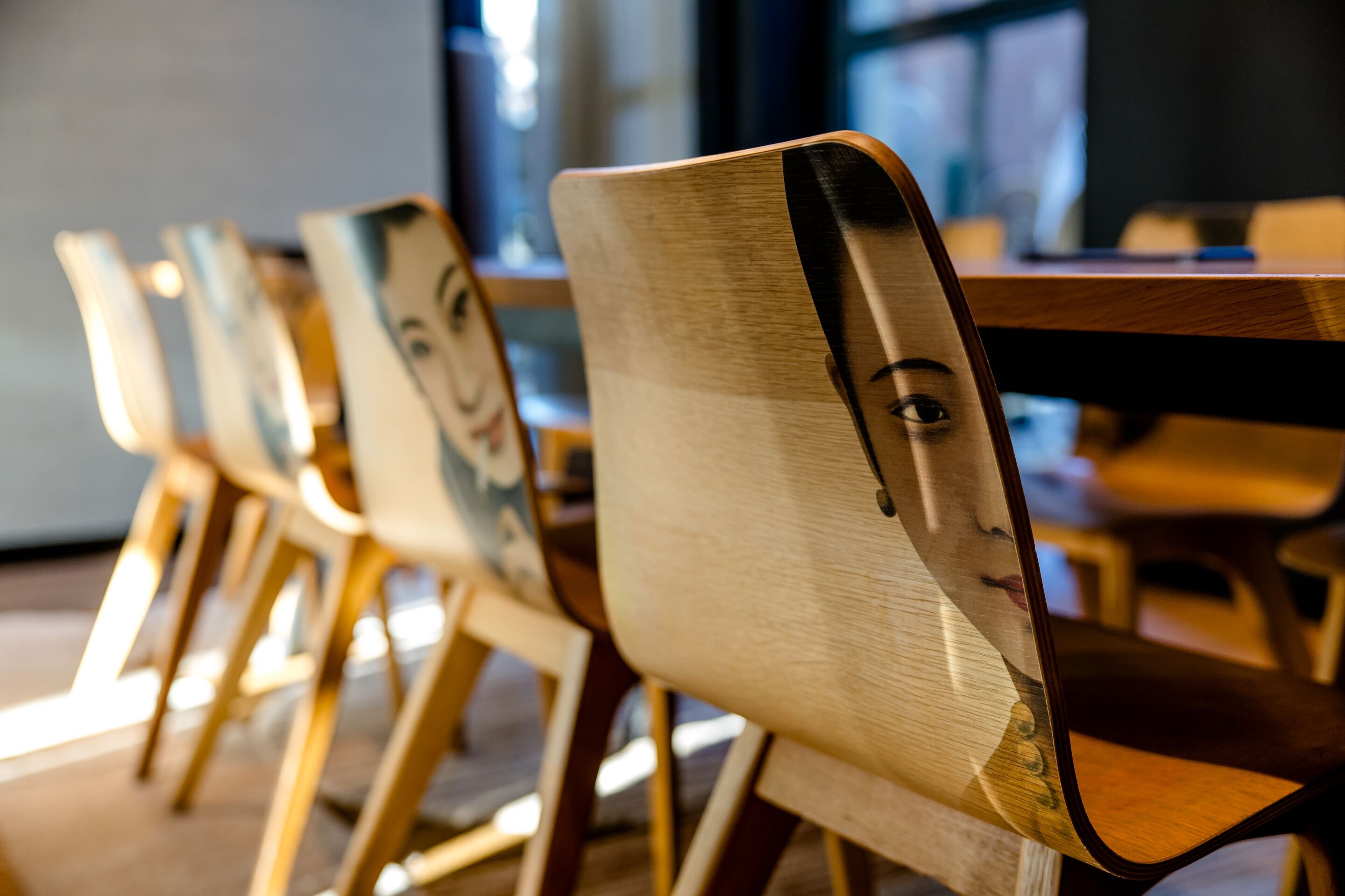 Hotel Düsseldorf Hauptbahnhof Motel One Nahaufnahme Stühle mit Gesichtern japanischer Frauen