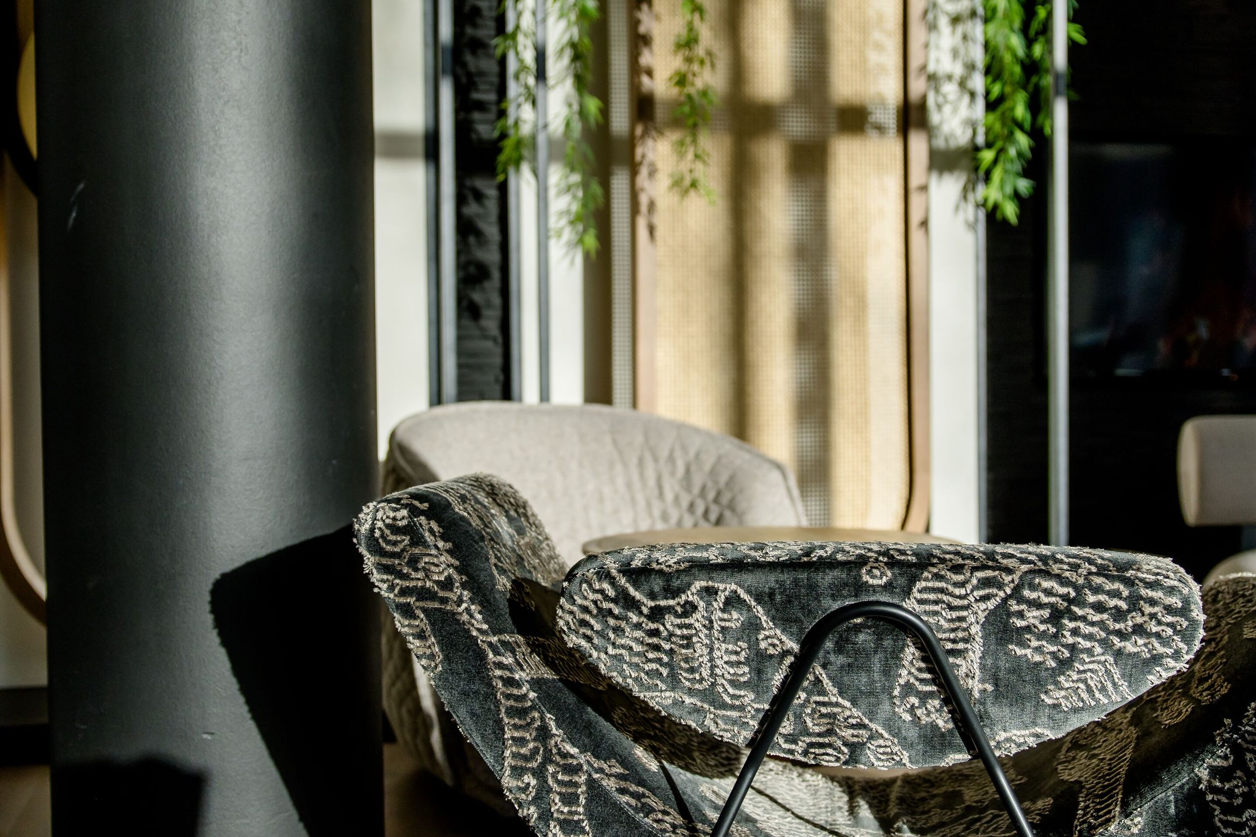 Hotel Düsseldorf Hauptbahnhof Motel One Nahaufnahme sonnenbestrahlter Sessel in heller Lounge