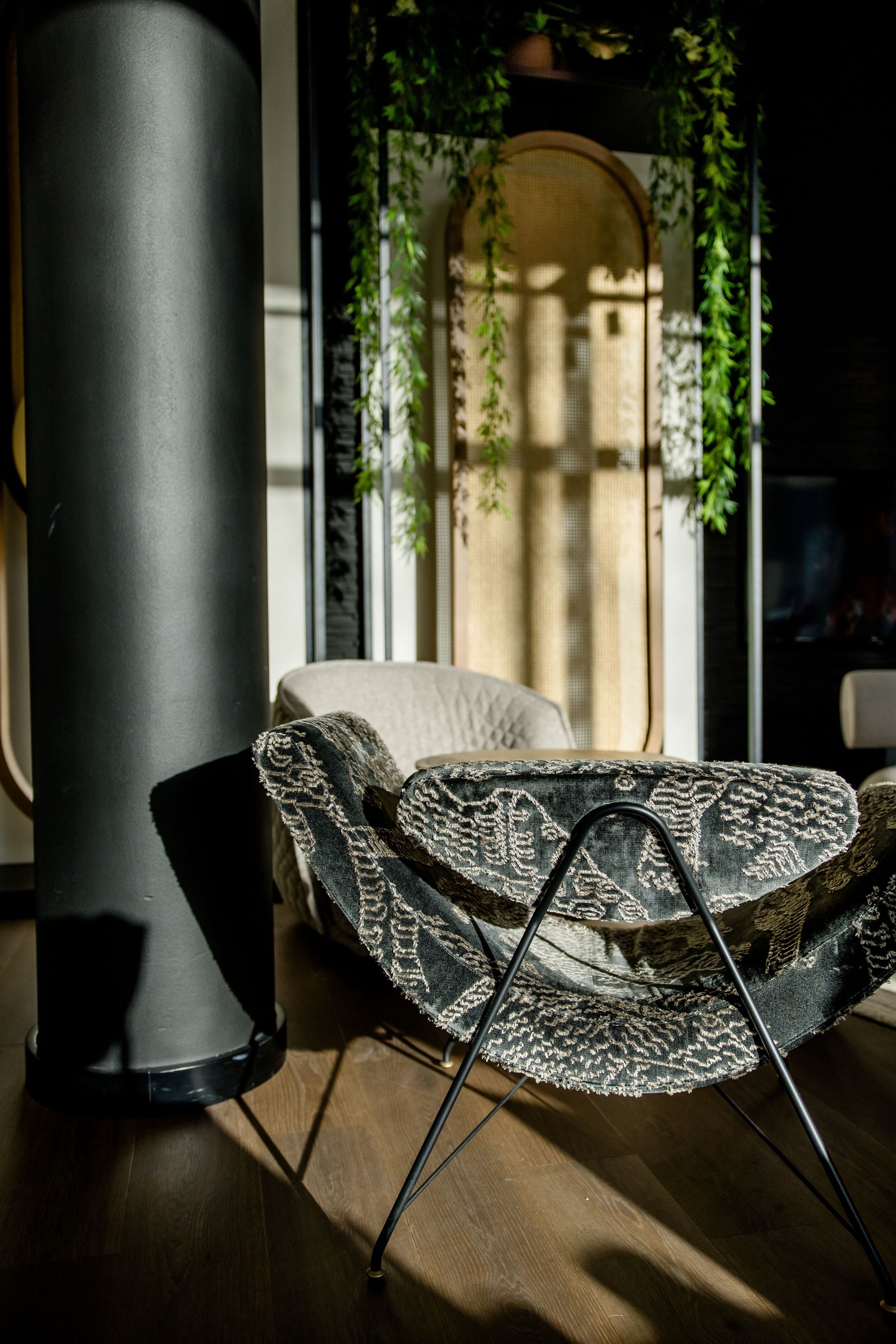 Hotel Düsseldorf Hauptbahnhof Motel One Nahaufnahme sonnenbestrahlter Sessel in heller Lounge