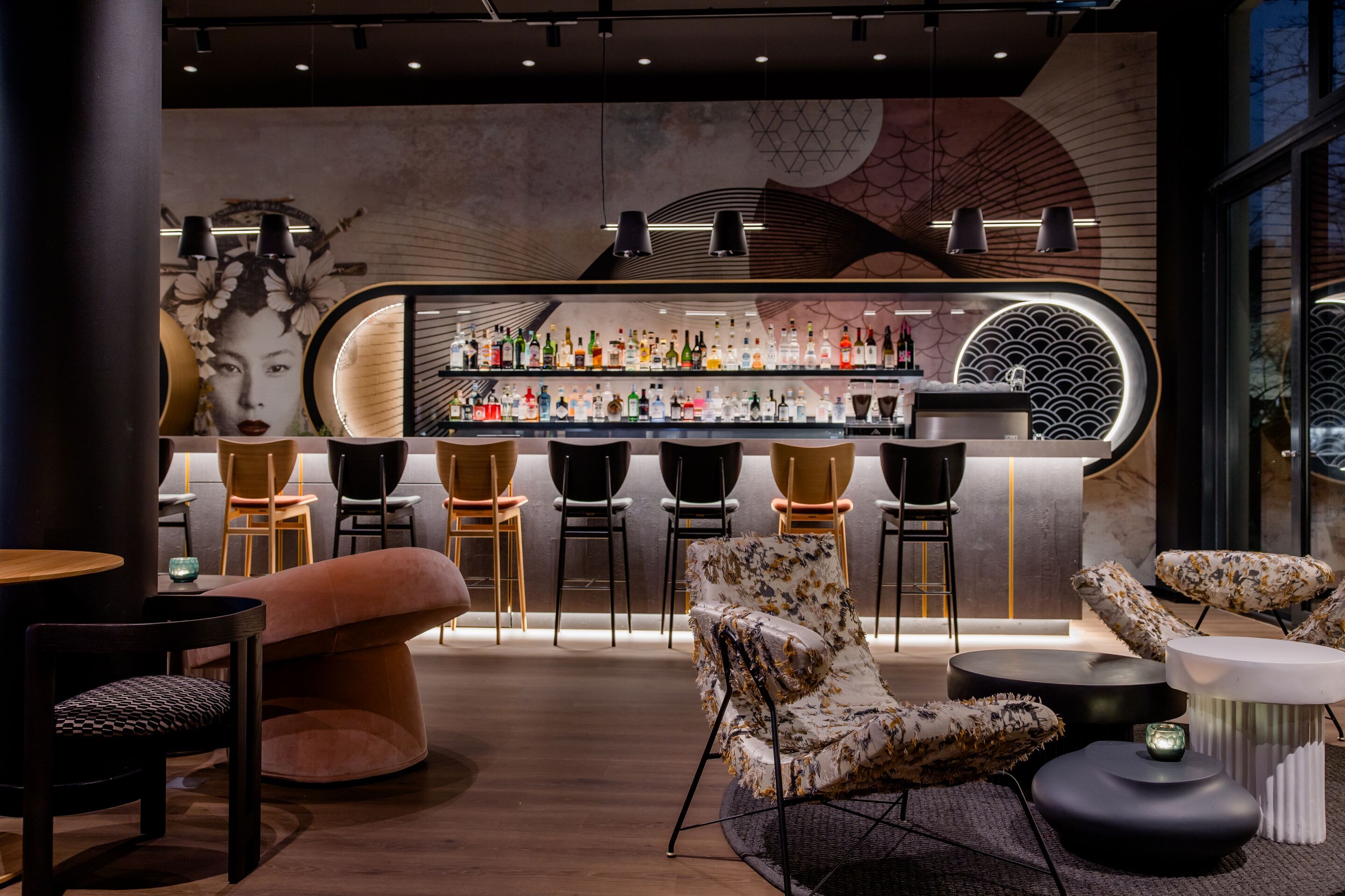 Hotel Düsseldorf Hauptbahnhof Motel One Blick über mehrere Sitzgelegenheiten zur Bar