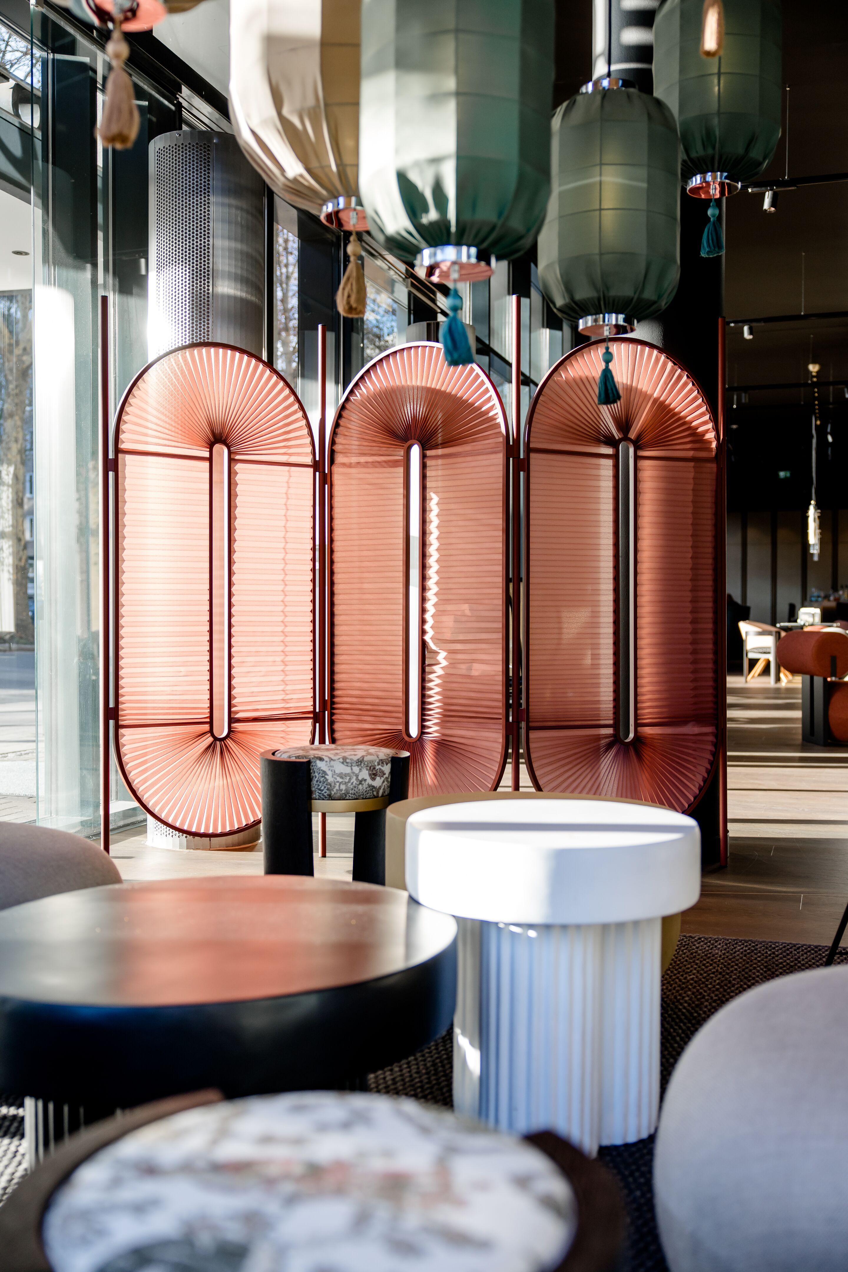 Hotel Düsseldorf Hauptbahnhof Motel One helle Lounge mit Sesseln sowie Raumtrenner in rosa