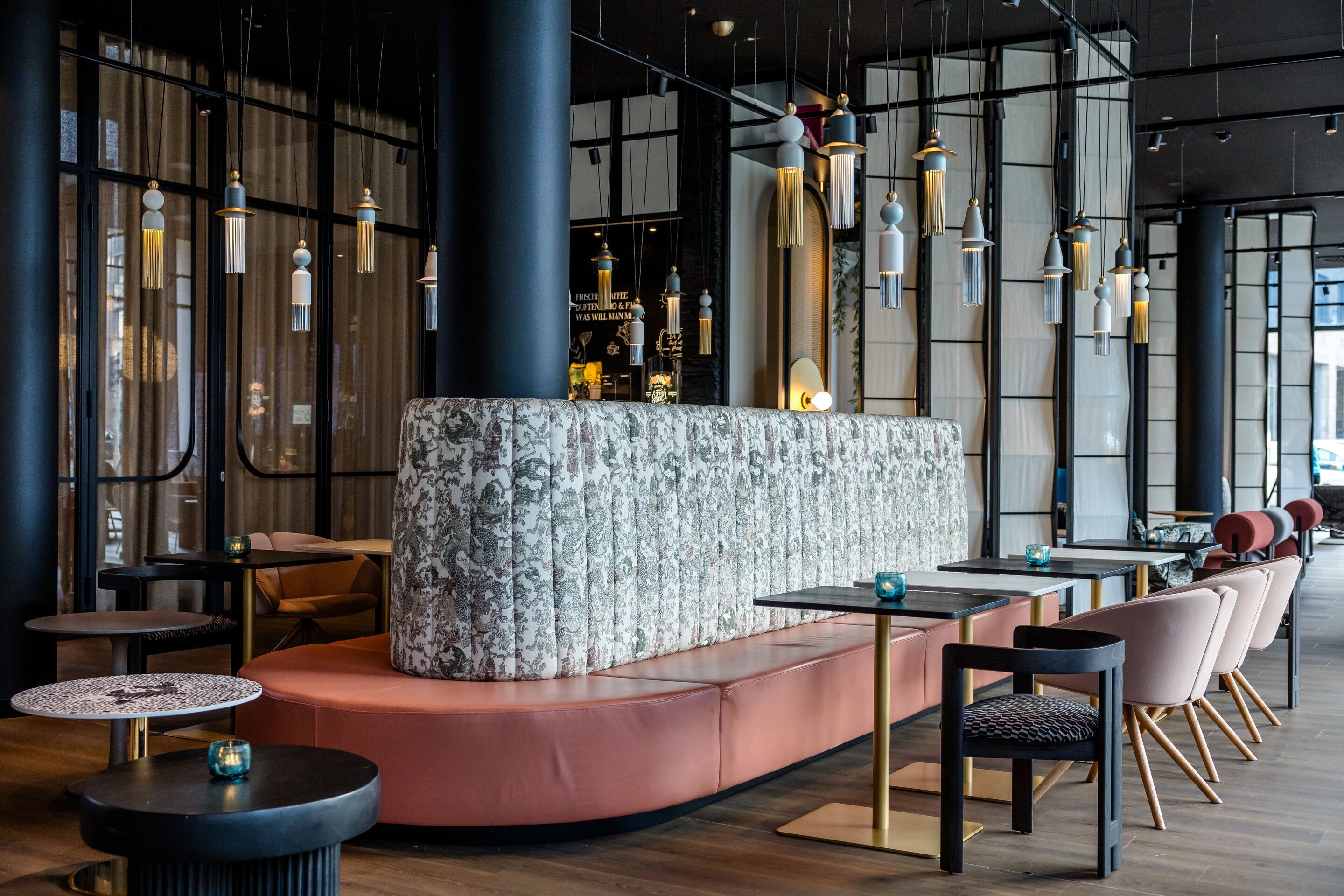 Designhotel Düsseldorf Hauptbahnhof Motel One lichtdurchflutete Lounge mit mehreren Tischen und Stühlen Designhotel Düsseldorf Hauptbahnhof Motel One lichtdurchflutete Lounge mit mehreren Tischen und Stühlen