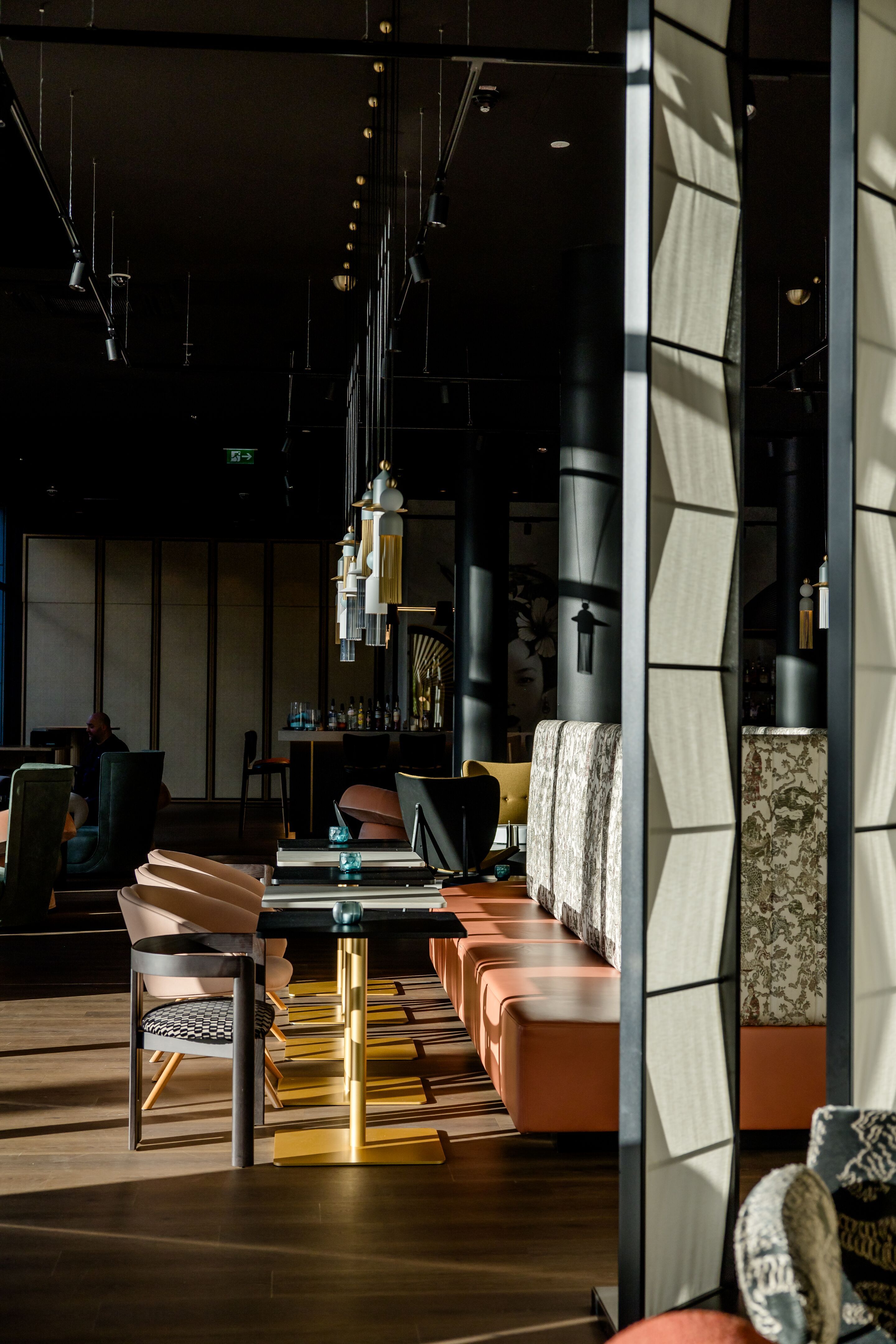 Hotel Düsseldorf Hauptbahnhof Motel One lichtdurchflutete Lounge mit mehreren Tischen und Stühlen