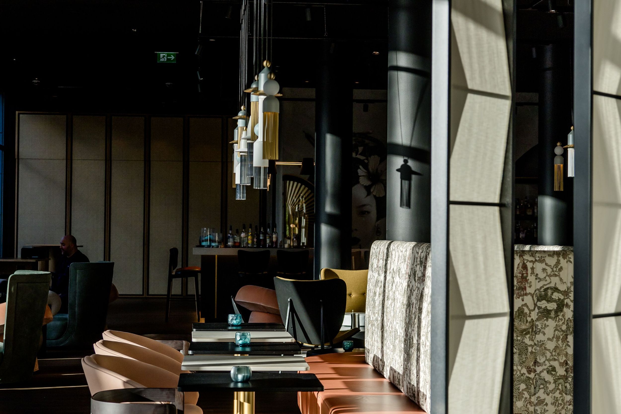 Hotel Düsseldorf Hauptbahnhof Motel One lichtdurchflutete Lounge mit mehreren Tischen und Stühlen