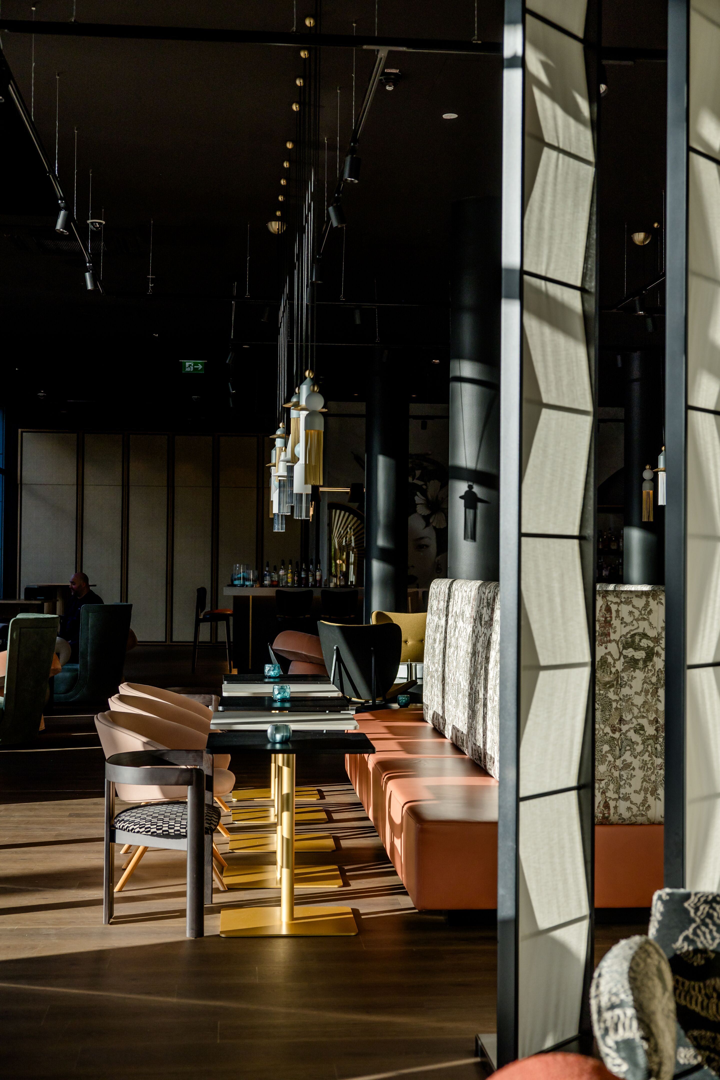 Hotel Dusseldorf Hauptbahnhof Motel One light-flooded lounge with several tables and chairs Hotel Dusseldorf Hauptbahnhof Motel One light-flooded lounge with several tables and chairs