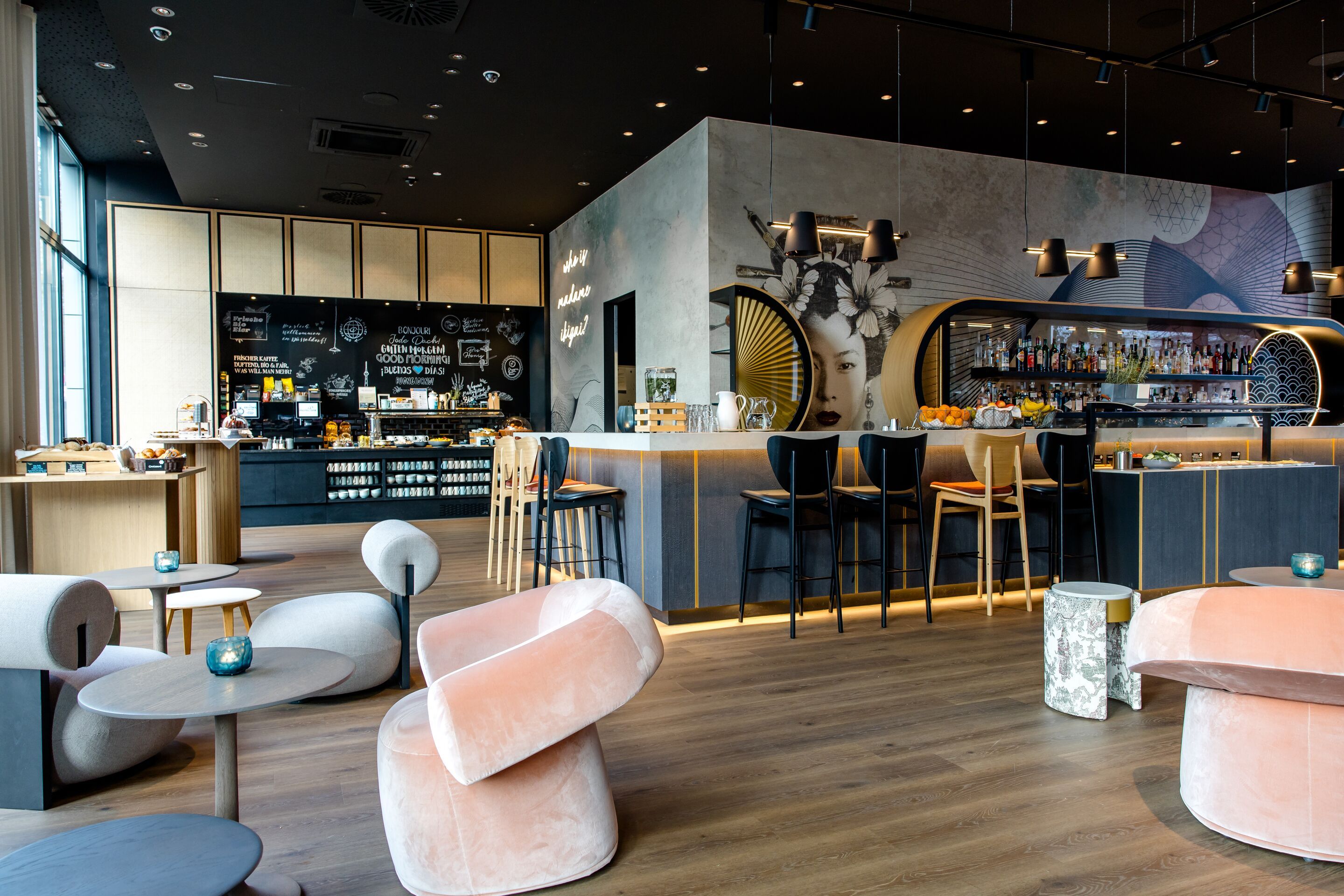 Hotel Düsseldorf Hauptbahnhof Motel One lichtdurchfluteter Frühstücksbereich mit Buffet und Sitzgelegenheiten