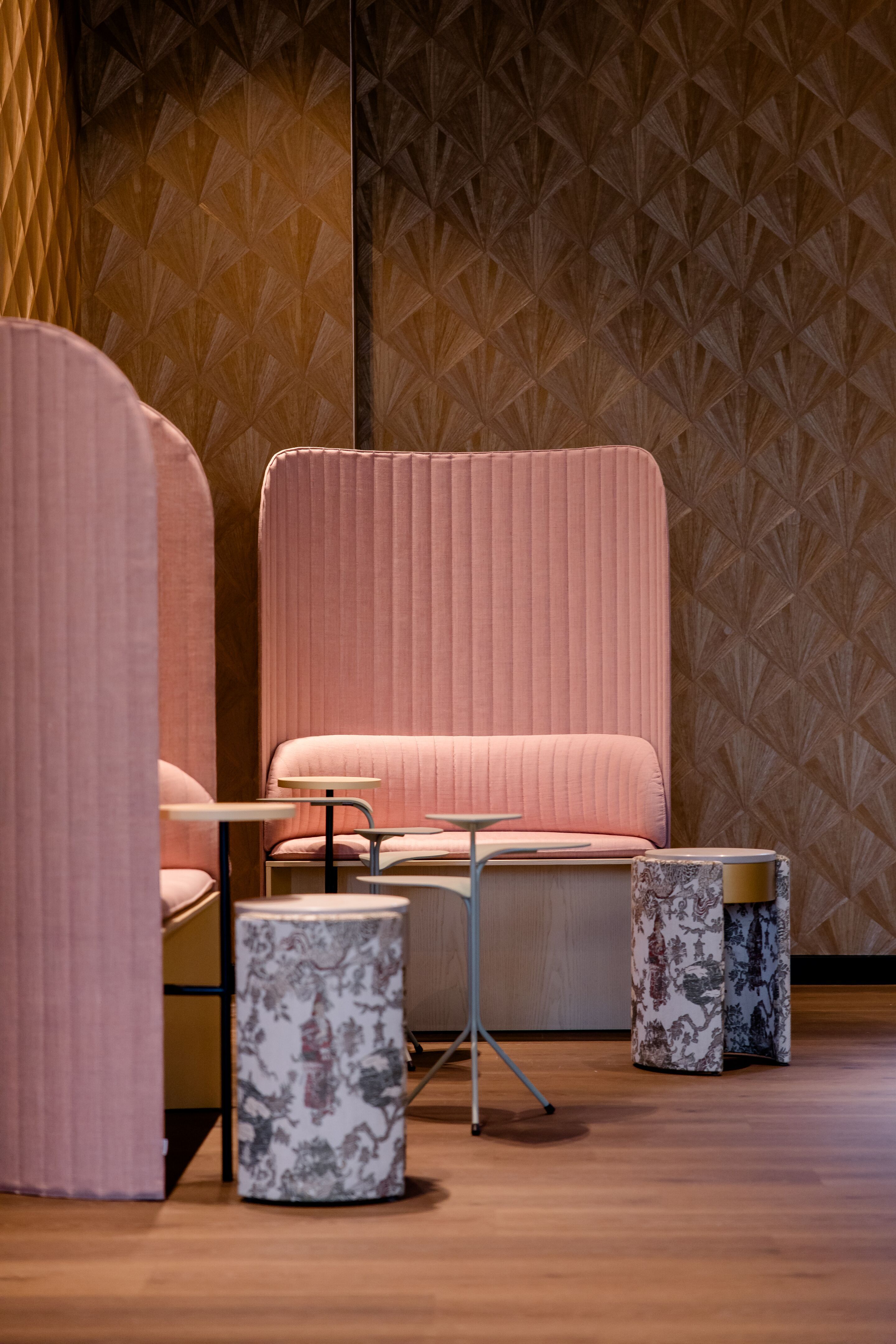 Hotel Düsseldorf Hauptbahnhof Motel One zwei Stühle in rosa sowie Beistelltische
