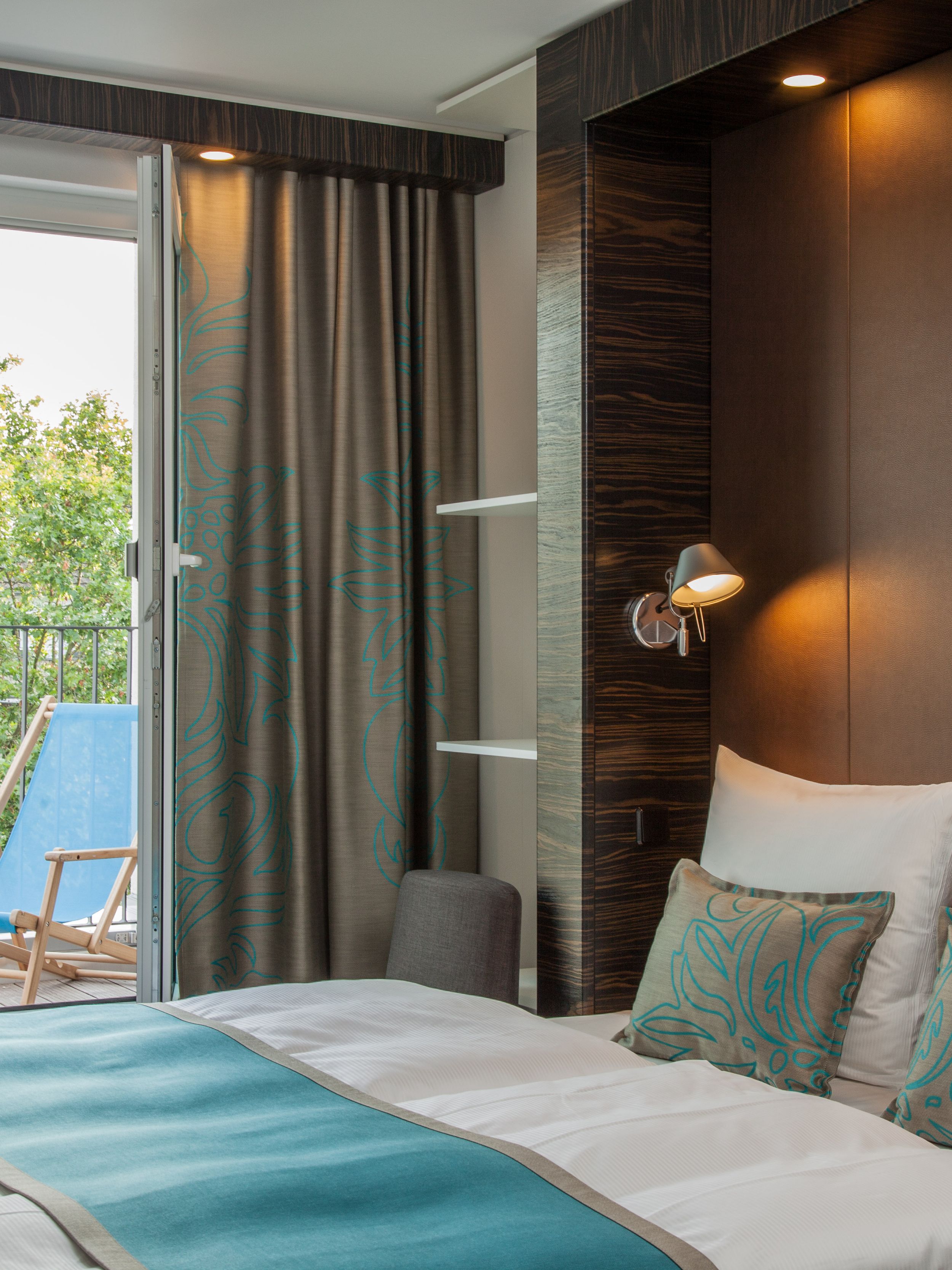 hotel Düsseldorf Hauptbahnhof Motel One balcony room with double bed and deck chair on the balcony