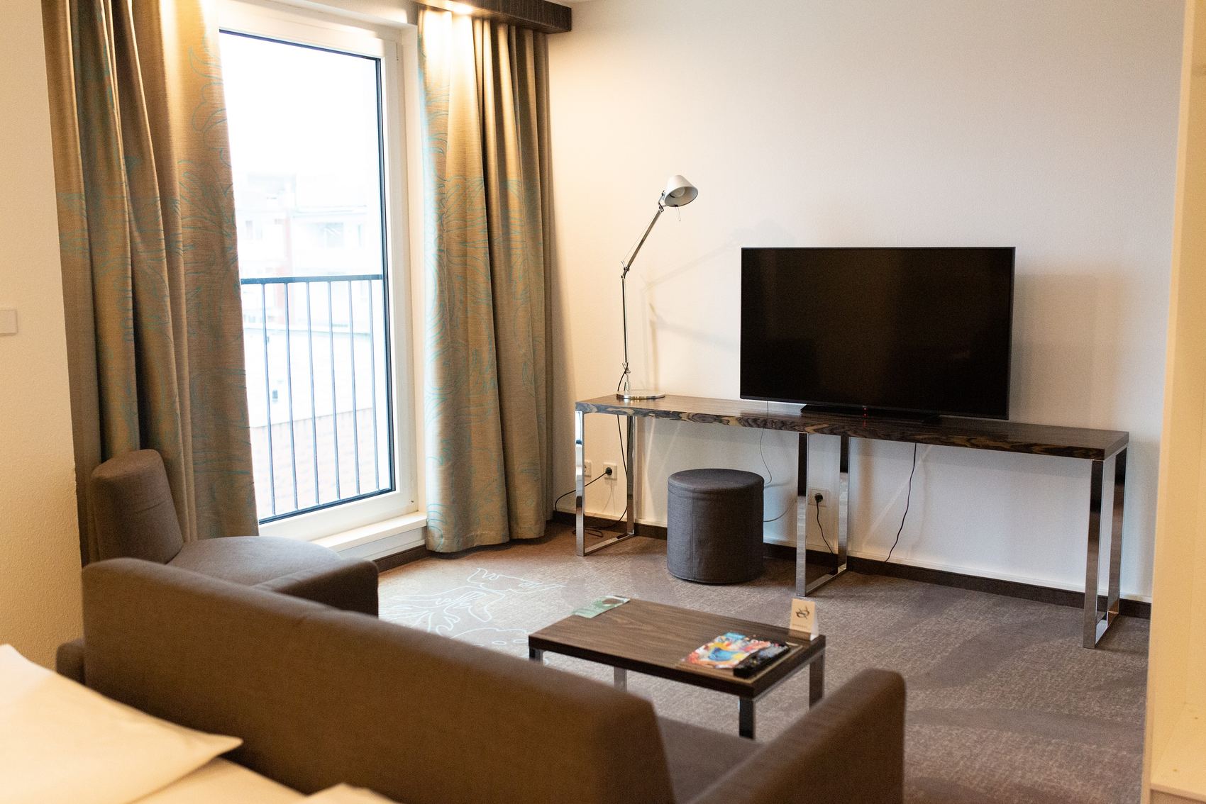 Hotel Motel One Düsseldorf-Hauptbahnhof Zimmer mit Blick auf Sitzbereich
