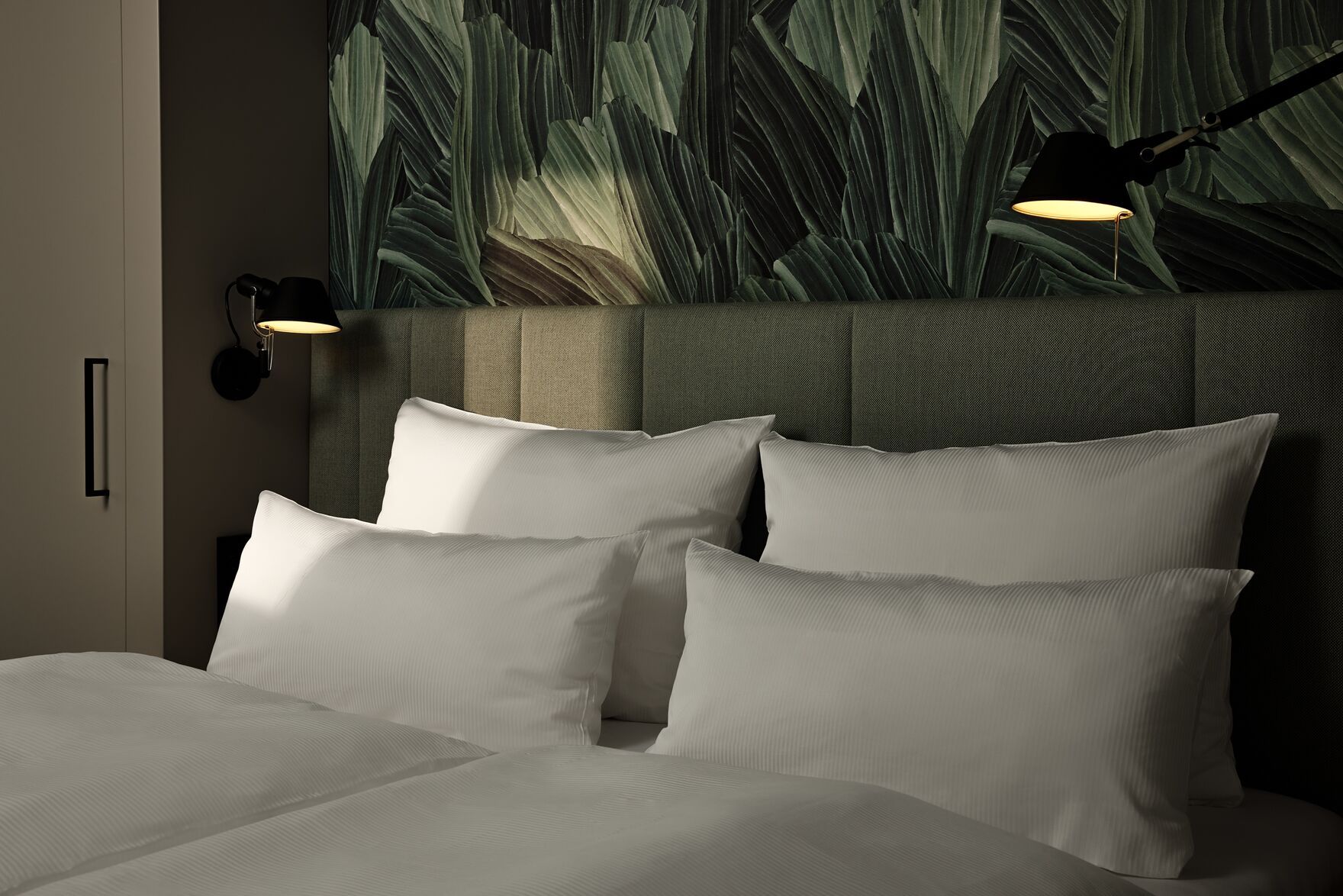 Hotel Düsseldorf KöBogen The Cloud One Zimmer Bett mit vier Kissen und weißen Bezügen