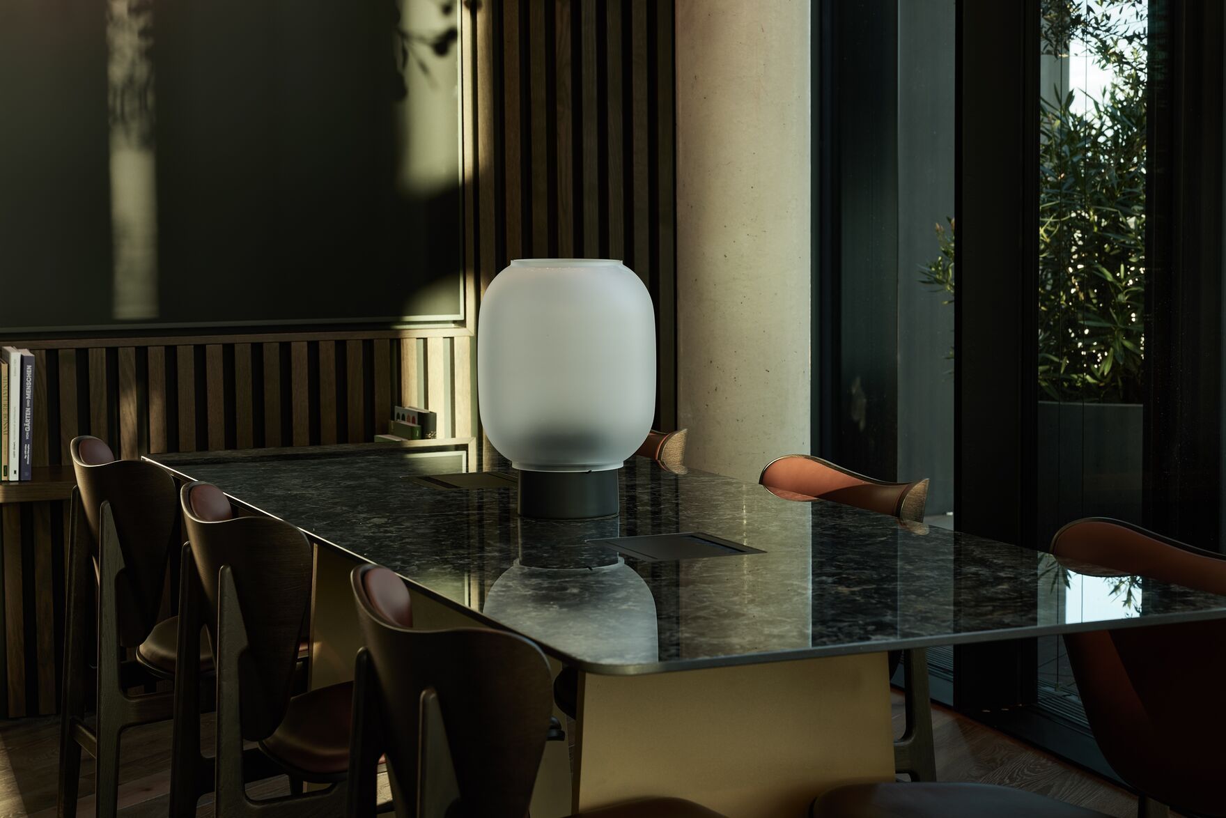 Designhotel Düsseldorf KöBogen The Cloud One Tisch mit sechs Stühlen sowie großer runder Lampe in der Mitte des Tisches