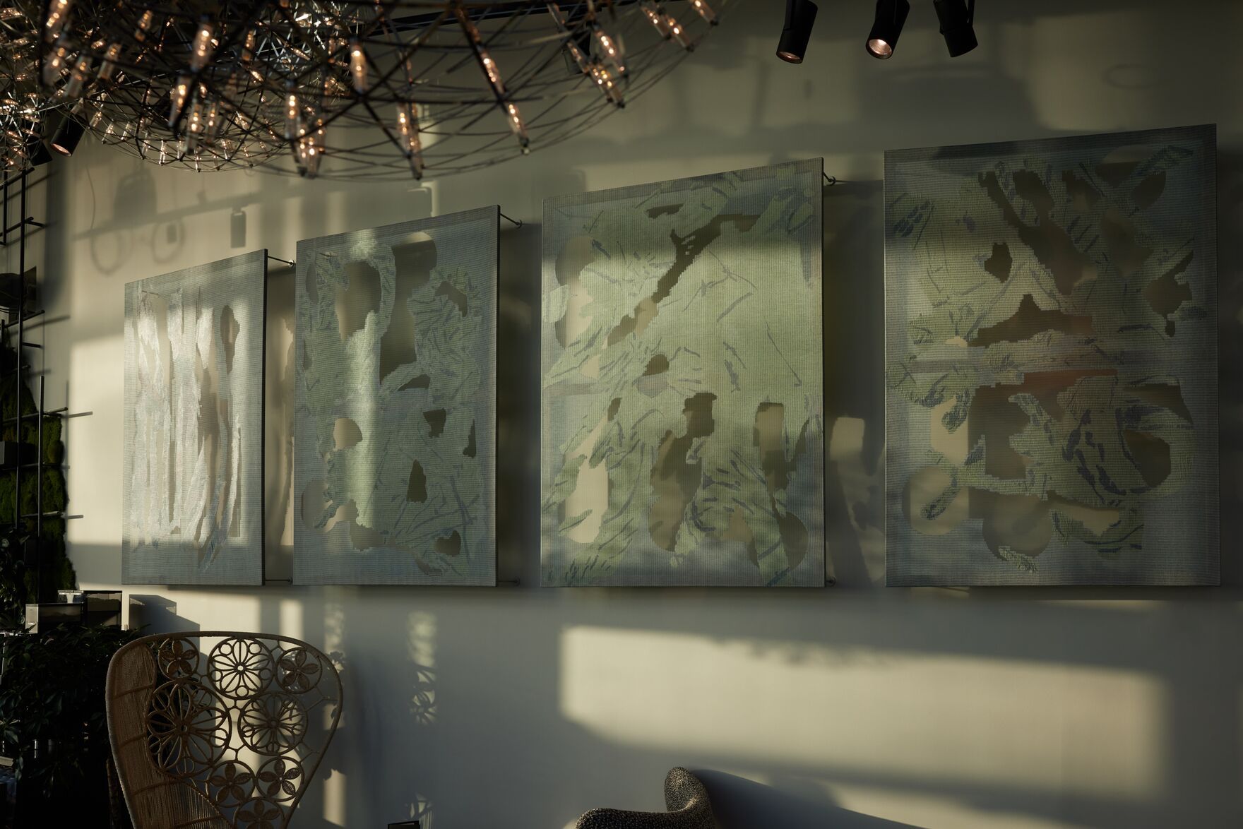 Hotel Düsseldorf KöBogen The Cloud One helle Lounge mit vier modernen Gemälden an der Wand