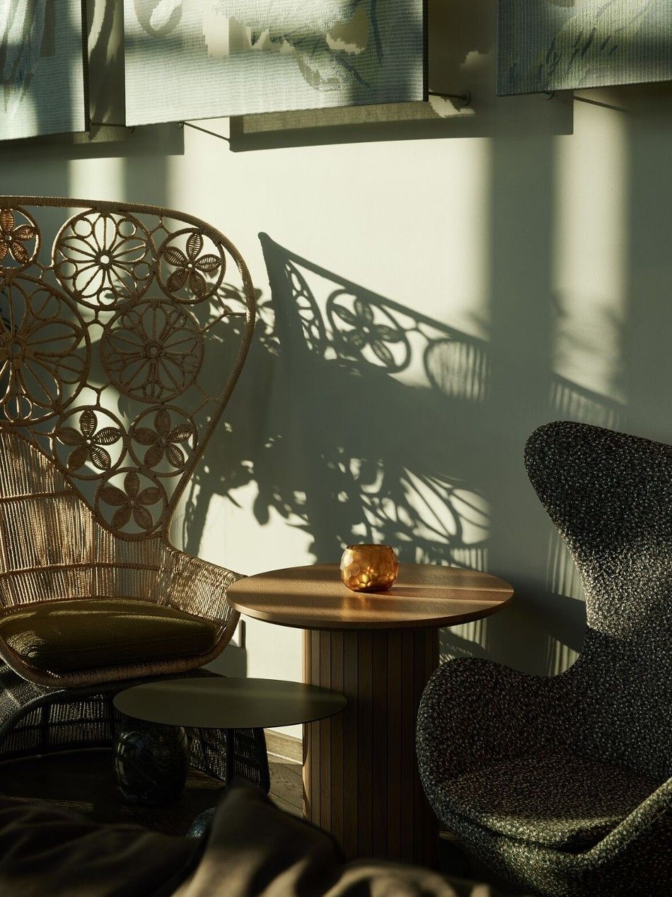 Hotel Düsseldorf KöBogen The Cloud One Lounge mit zwei sonnenbeleuchteten Stühlen und Beistelltischen