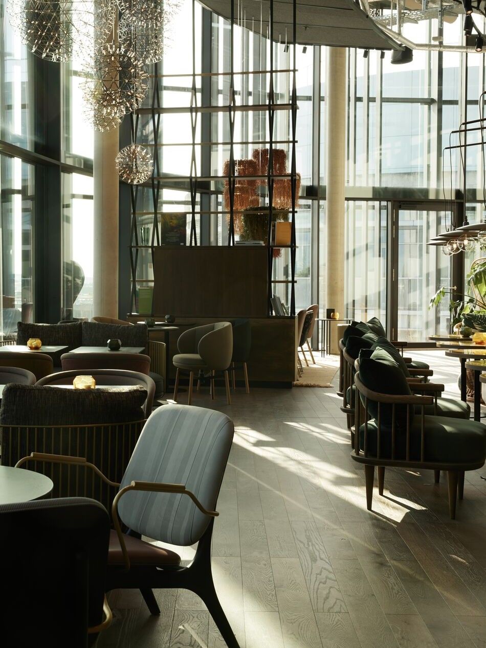 Designhotel Düsseldorf KöBogen The Cloud One lichtdurchflutete Lounge mit mehreren Sitzgelegenheiten