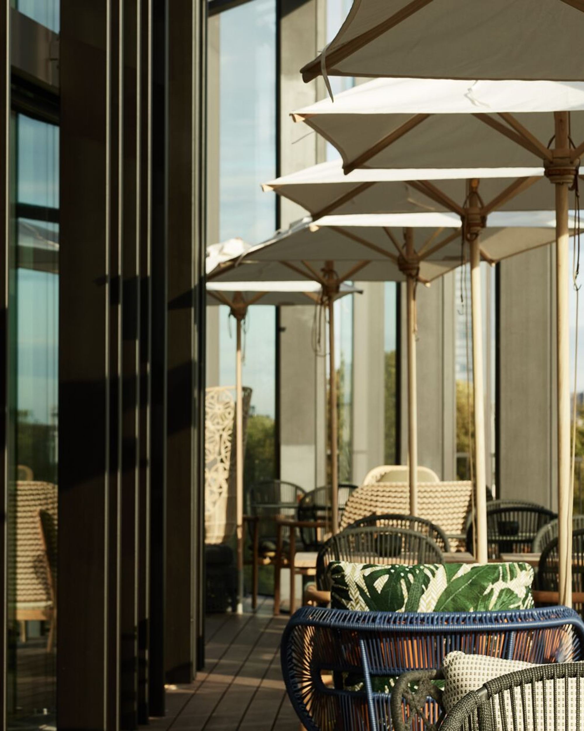 Designhotel Düsseldorf KöBogen The Cloud One Terrasse mit Sitzgelegenheiten und Sonnenschirmen