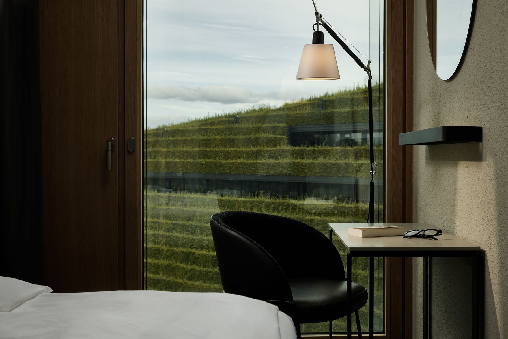 Designhotel Düsseldorf KöBogen The Cloud One Zimmer mit Ausblick auf ein grünes Dach