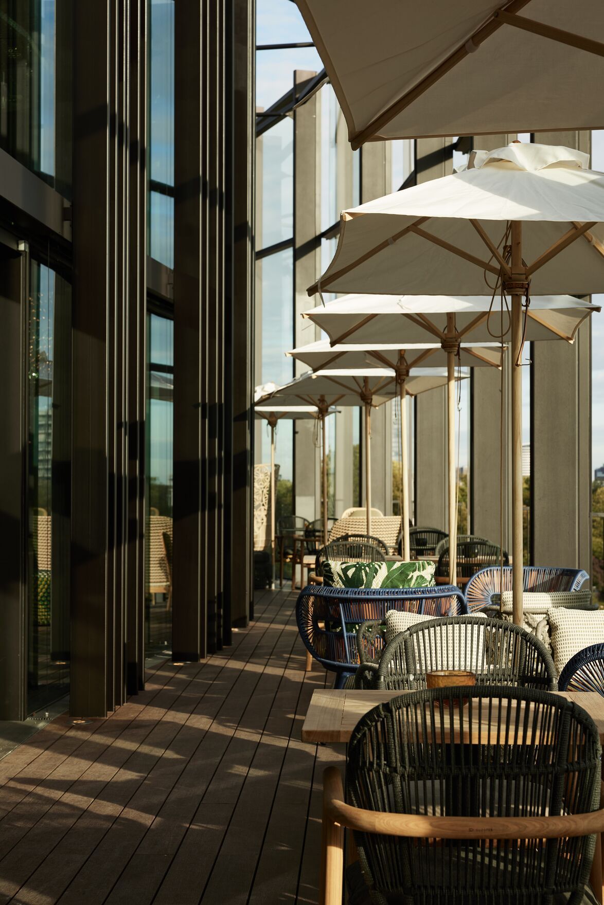 Designhotel Düsseldorf KöBogen The Cloud One sonnige Terrasse mit mehreren Sitzgelgenheiten