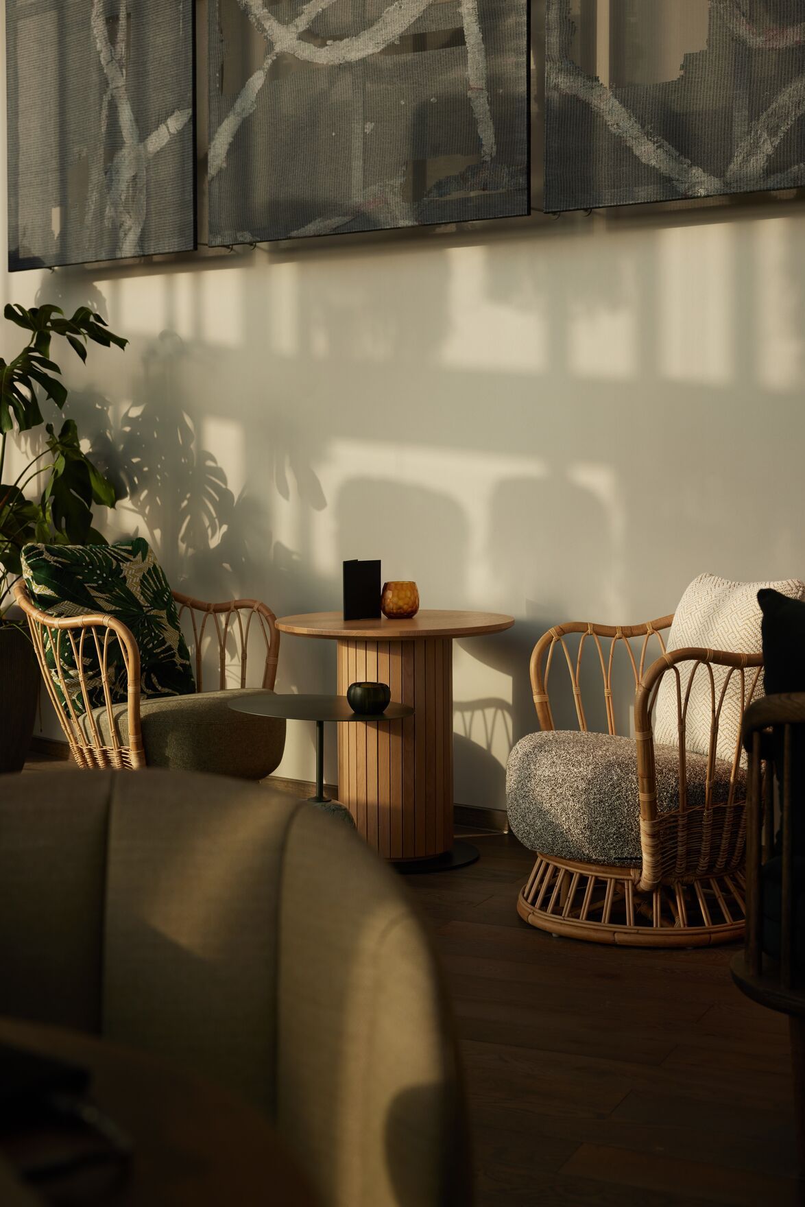 Hotel Düsseldorf KöBogen The Cloud One Lounge mit Sitzgelegenheiten und viel Sonnenlicht