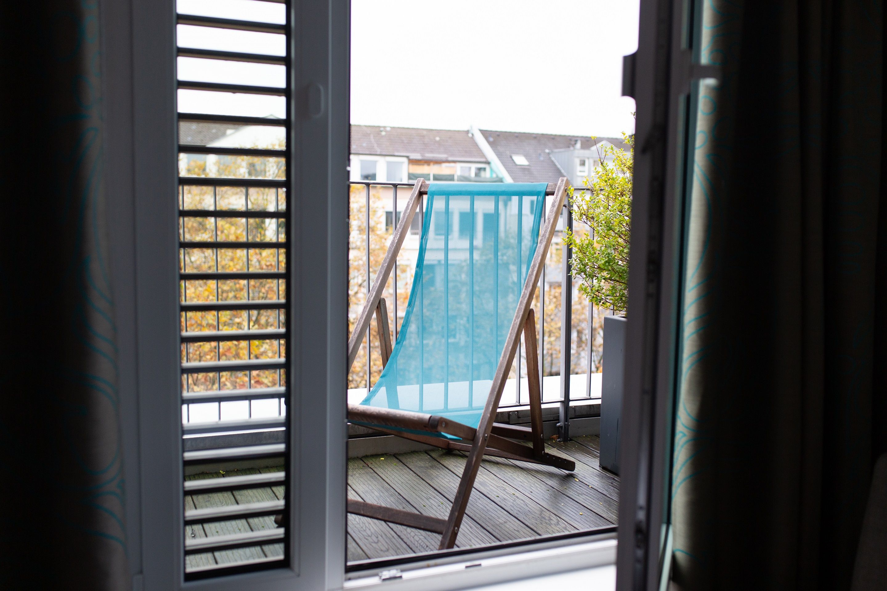 Hotel Düsseldorf Hauptbahnhof Motel One Blick durch offene Balkontür auf einen Liegestuhl