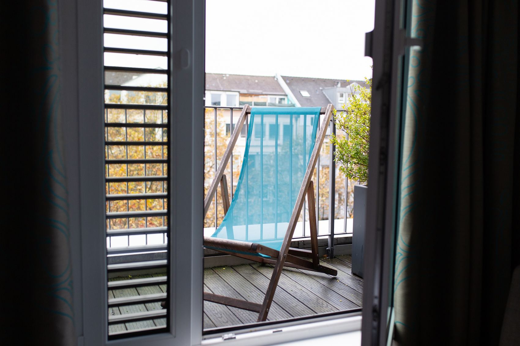 Hotel Düsseldorf Hauptbahnhof Motel One Blick durch offene Balkontür auf einen Liegestuhl