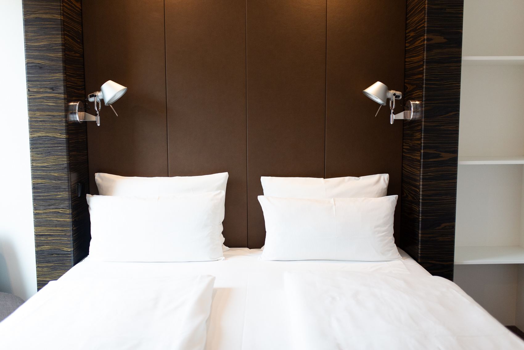 Hotel Düsseldorf Hauptbahnhof Motel One Blick auf ein komfortables Doppelbett mit weißen Bettbezügen