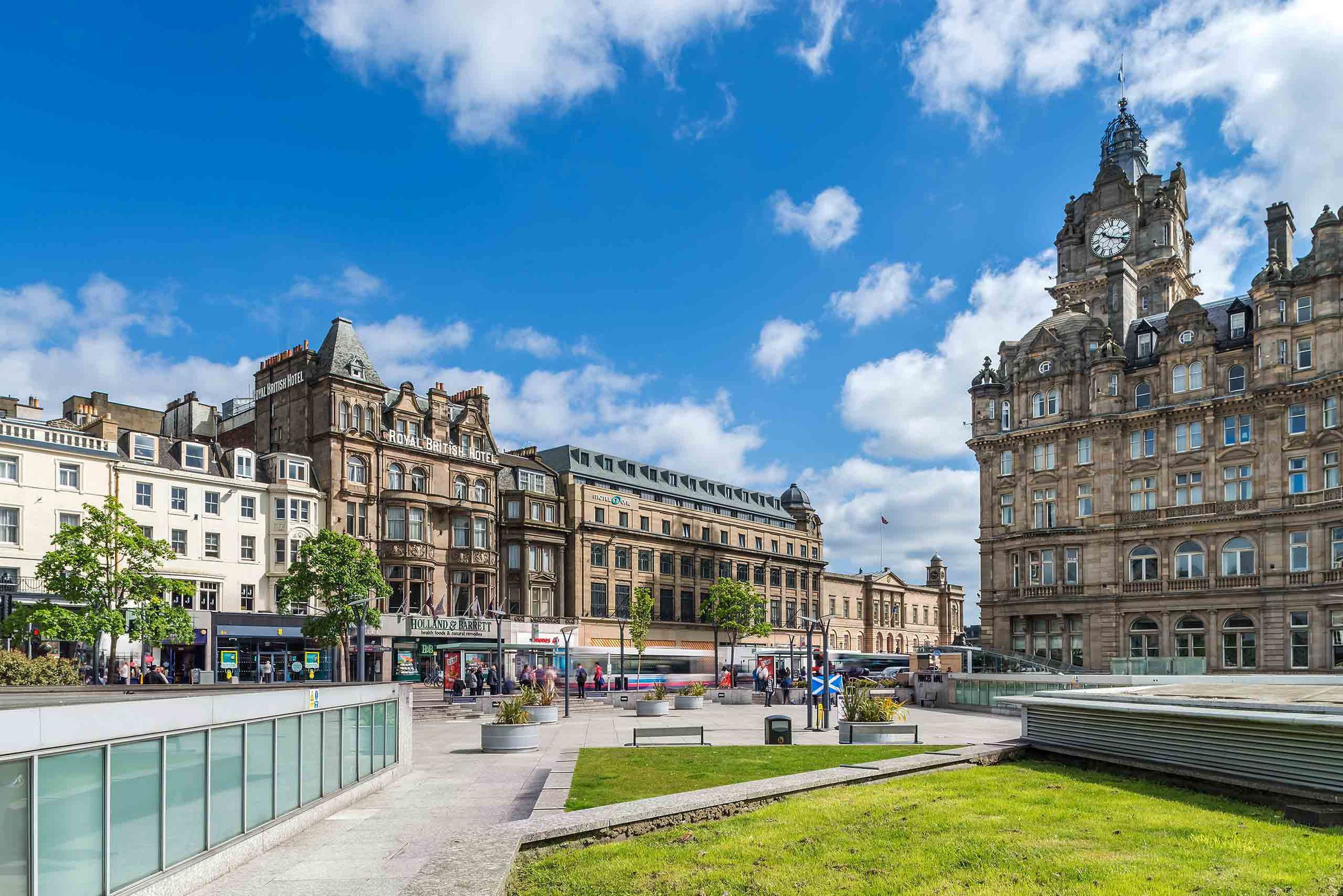 Hotel Edinburgh Princes Motel One Gebäude von außen sowie ein großer Platz im Vordergrund