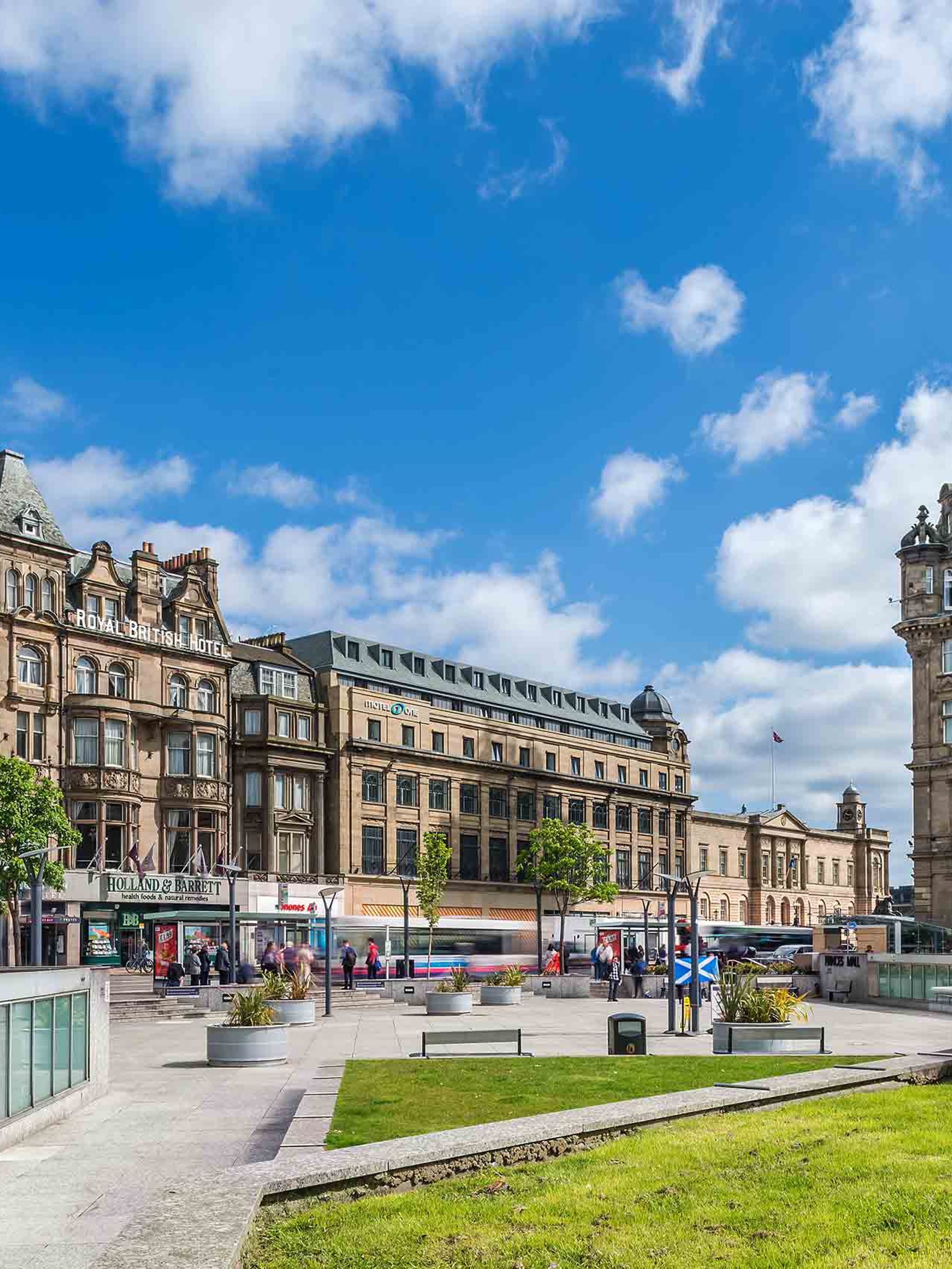 Hotel Edinburgh Princes Motel One Gebäude von außen sowie ein großer Platz im Vordergrund