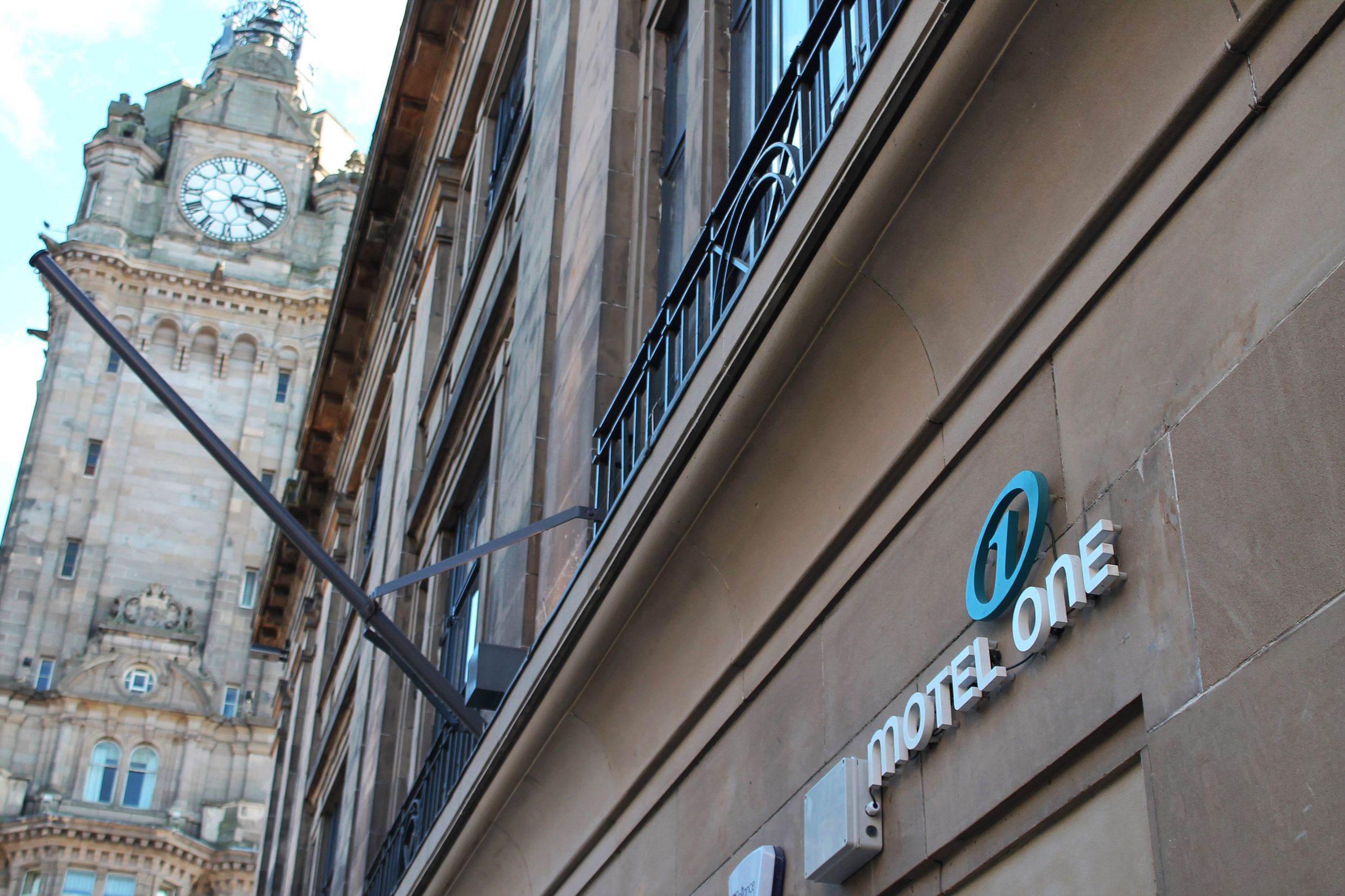 Hotel Edinburgh Princes Motel One Fassade mit Logo