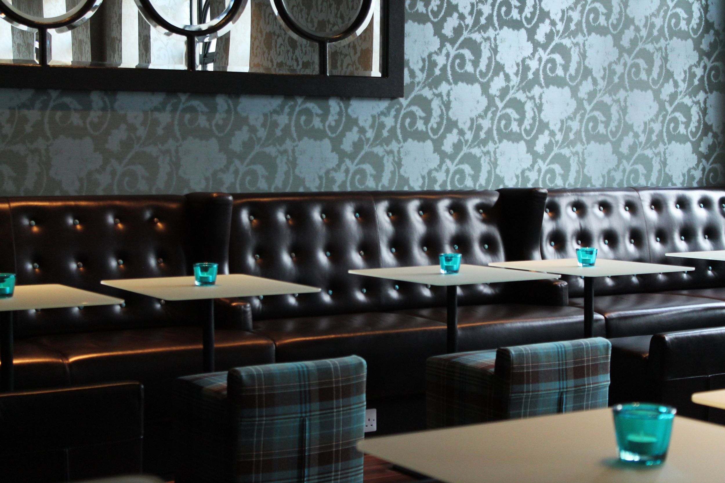 Designhotel Edinburgh Princes Motel One Frühstücksbereich mit mehreren Sitzgelegenheiten