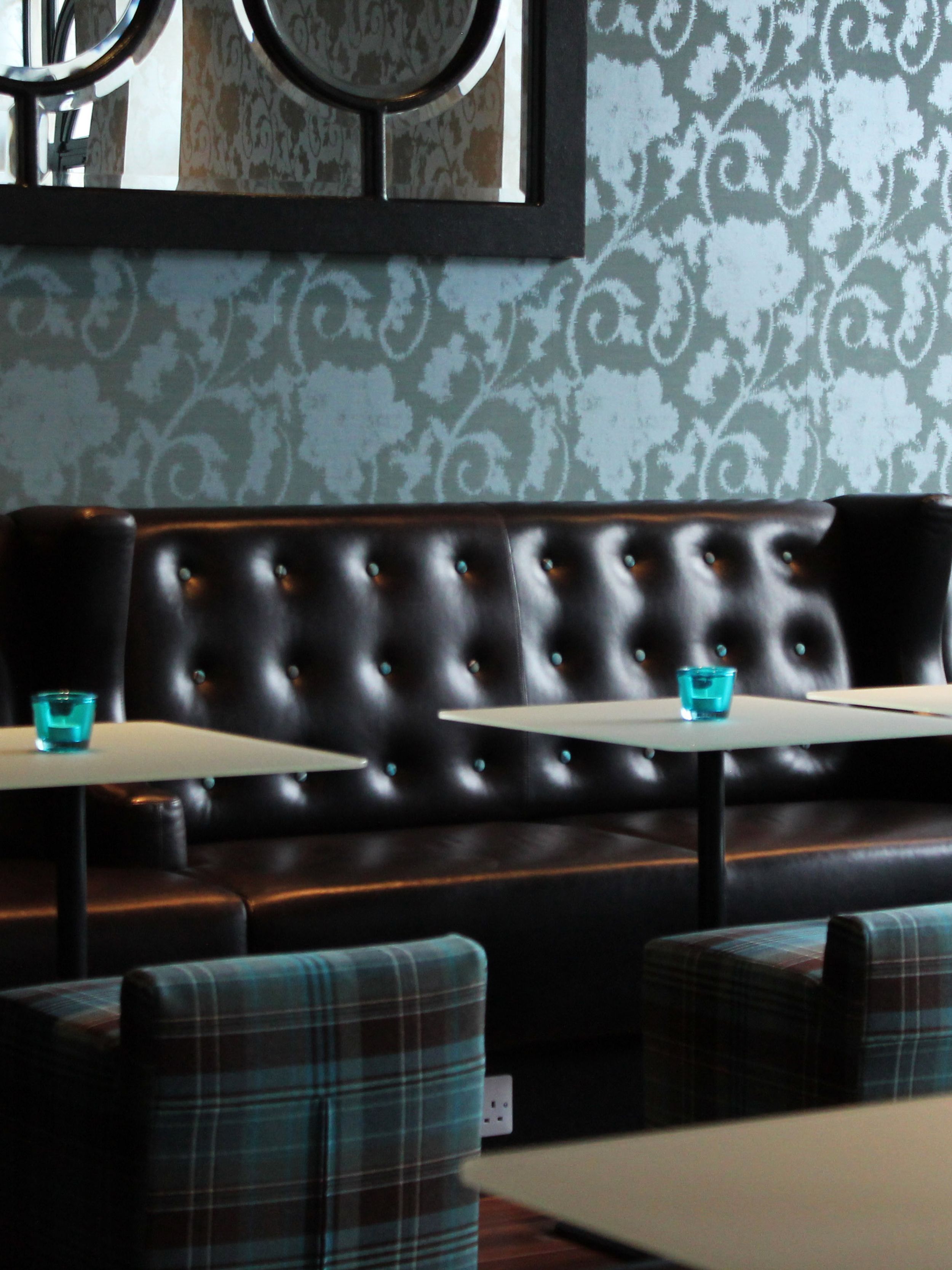 Designhotel Edinburgh Princes Motel One Frühstücksbereich mit mehreren Sitzgelegenheiten