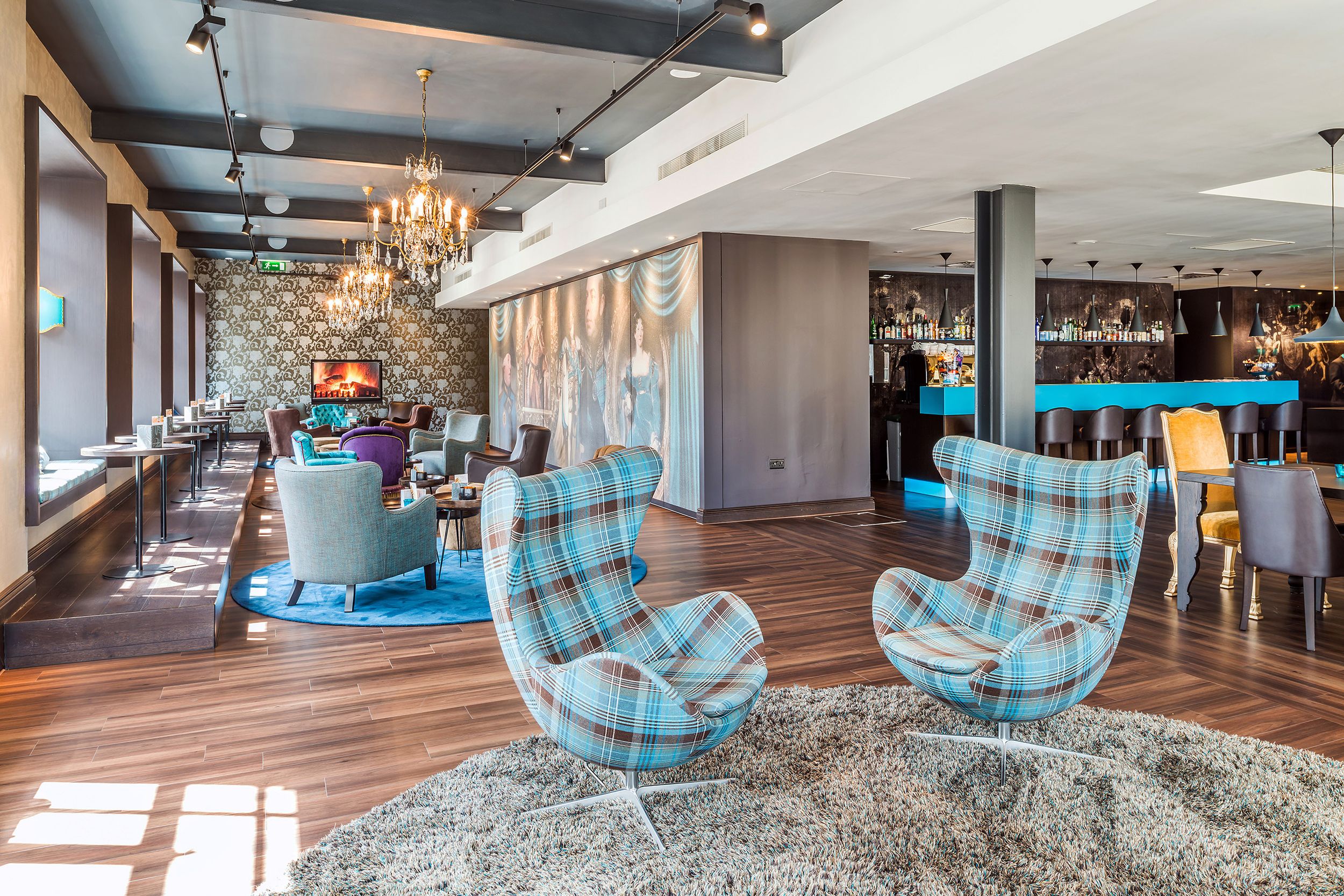 Hotel Edinburgh Princes Motel One lichtdurchflutete Lounge und Bar mit zwei Egg chairs im Vordergrund