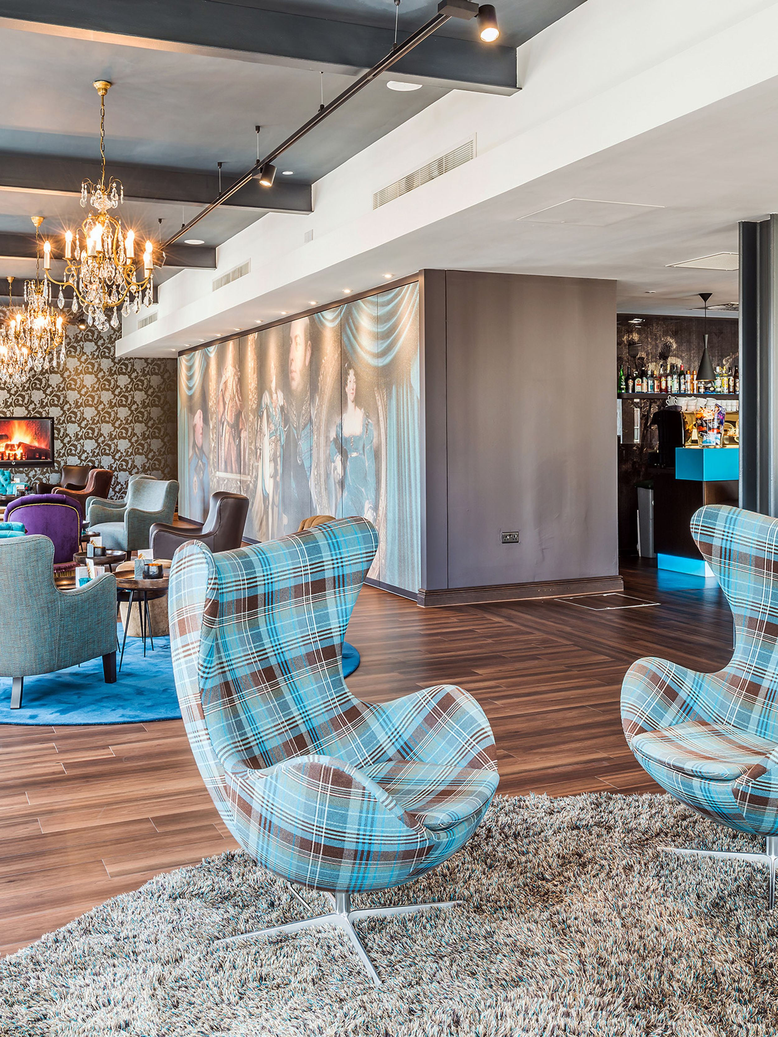 Hotel Edinburgh Princes Motel One lichtdurchflutete Lounge und Bar mit zwei Egg chairs im Vordergrund