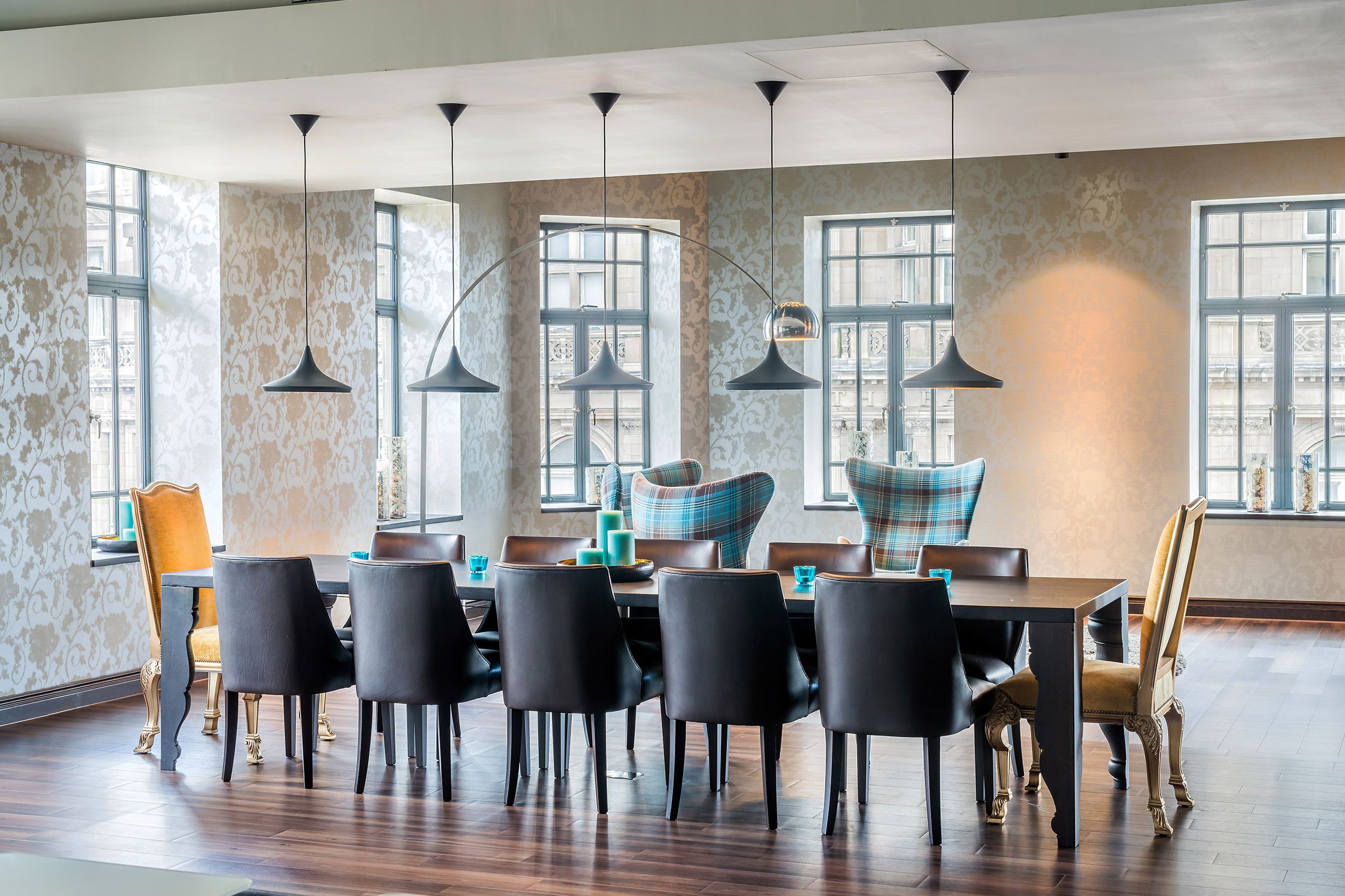 Hotel Edinburgh Princes Motel One heller Raum und langer Tisch mit mehreren Sitzgelegenheiten