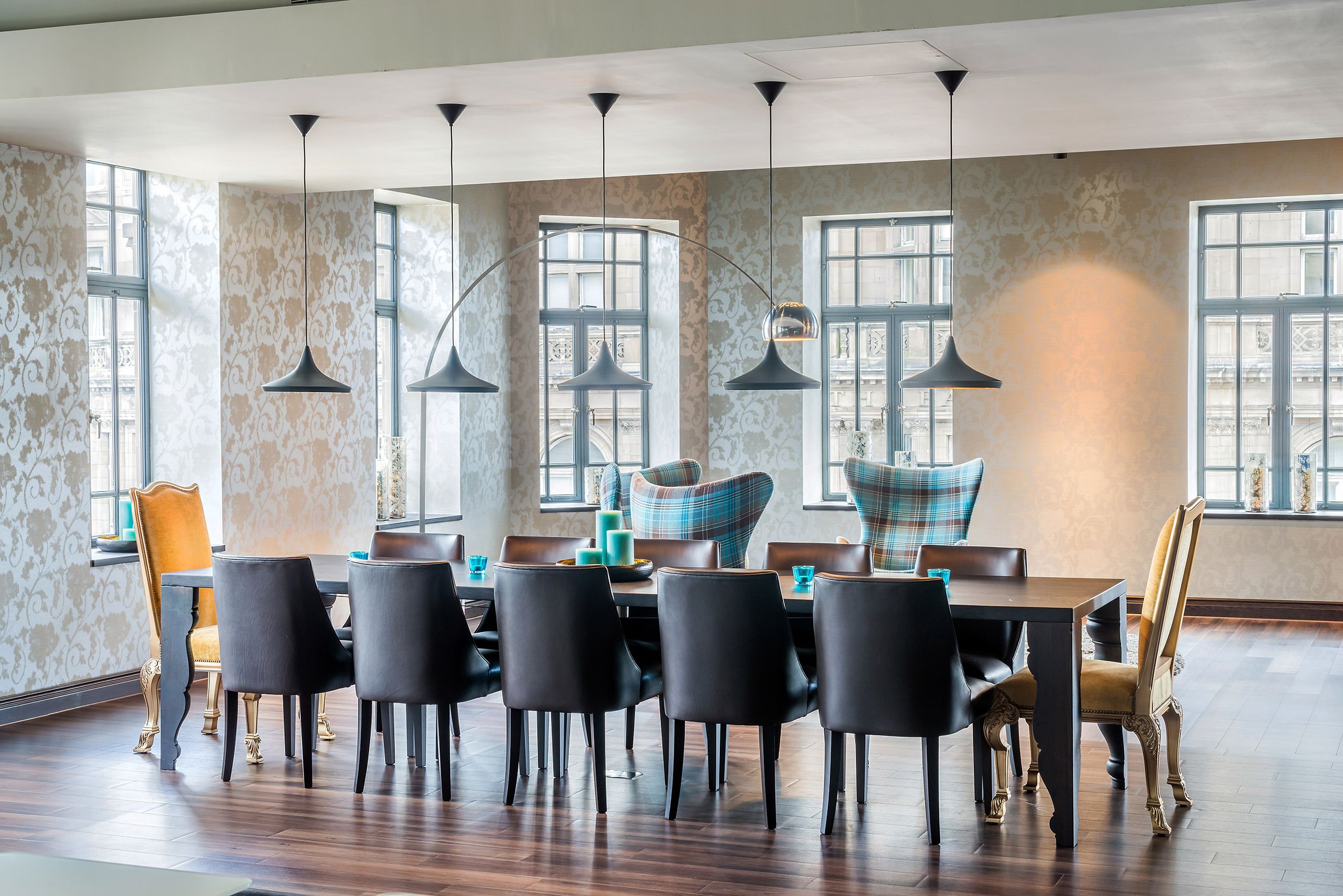 Hotel Edinburgh Princes Motel One heller Raum und langer Tisch mit mehreren Sitzgelegenheiten