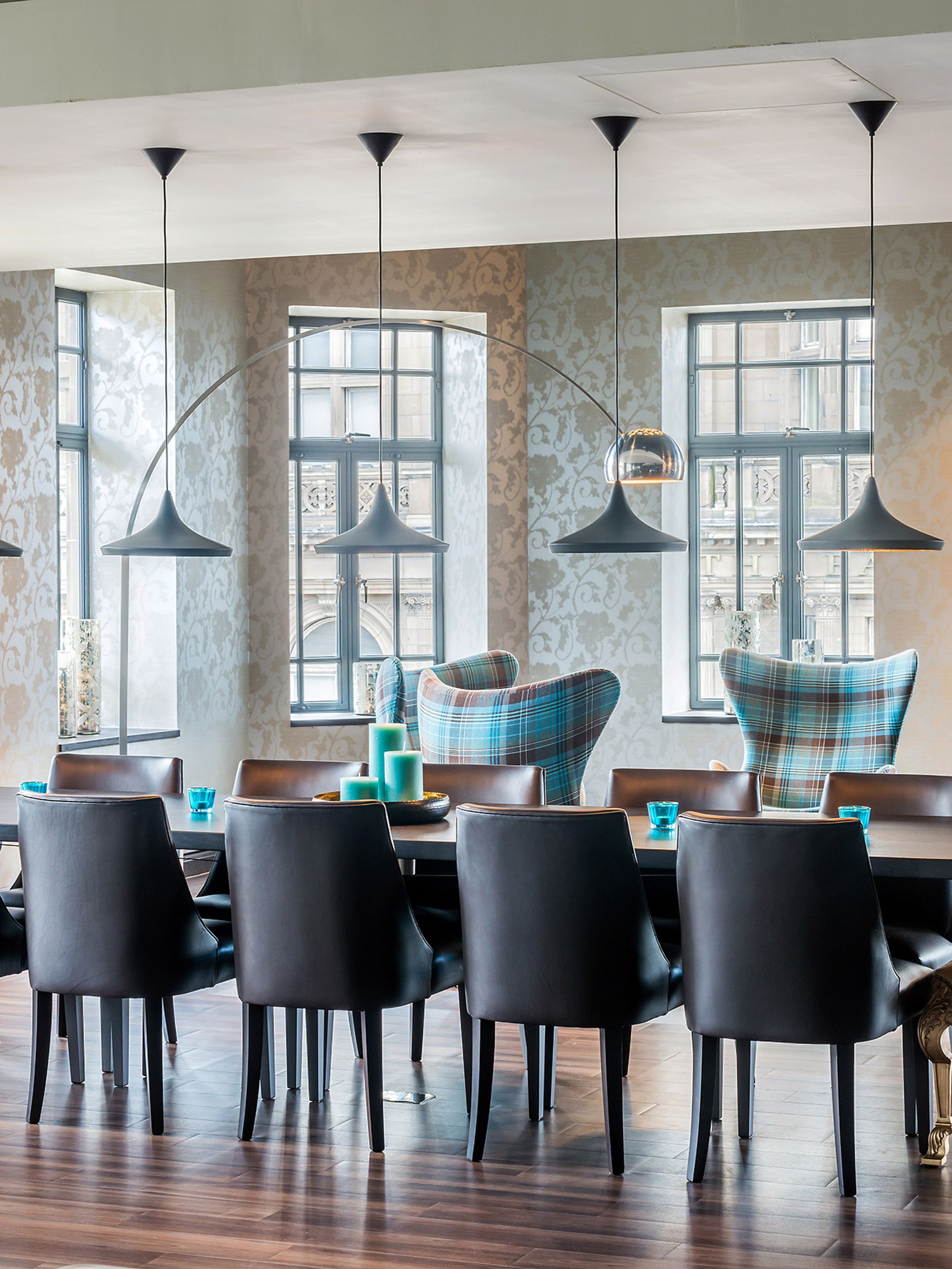 Hotel Edinburgh Princes Motel One heller Raum und langer Tisch mit mehreren Sitzgelegenheiten
