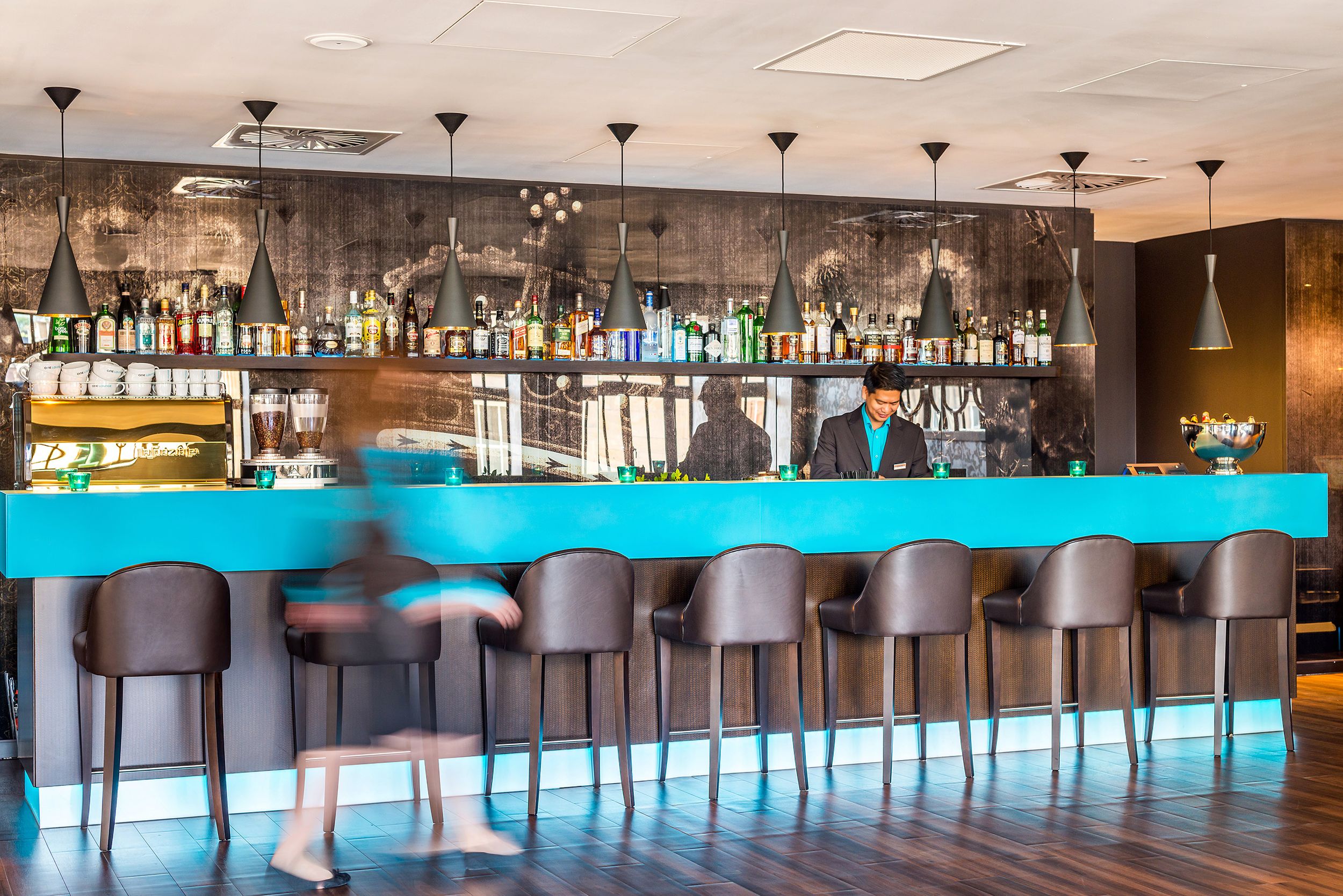 Hotel Edinburgh Princes Motel One helle Bar mit einem Mitarbeiter bei der Arbeit