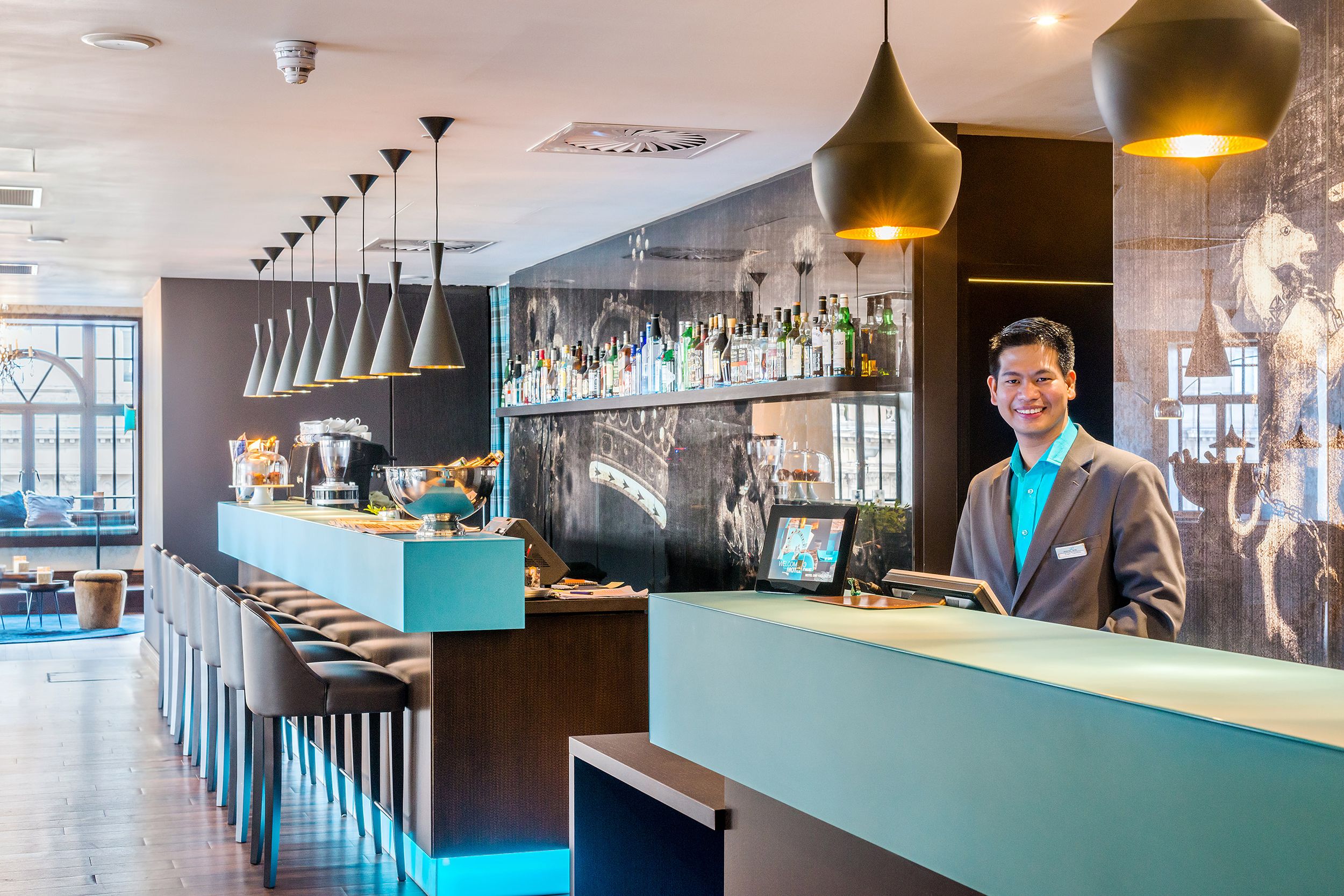 Hotel Edinburgh Princes Motel One Bar und Rezeption mit freundlichem Mitarbeiter