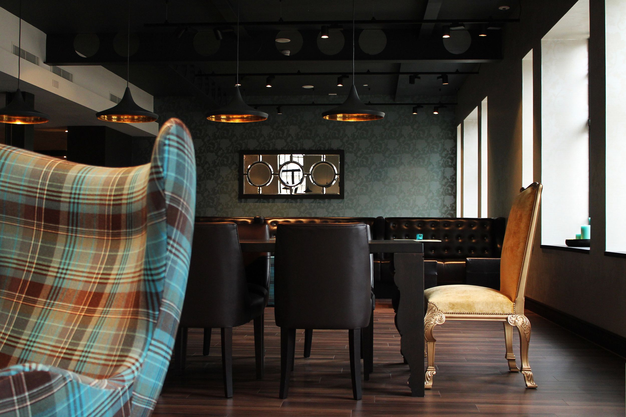 Hotel Edinburgh Princes Motel One Lounge und Essbereich mit Tisch und Stühlen